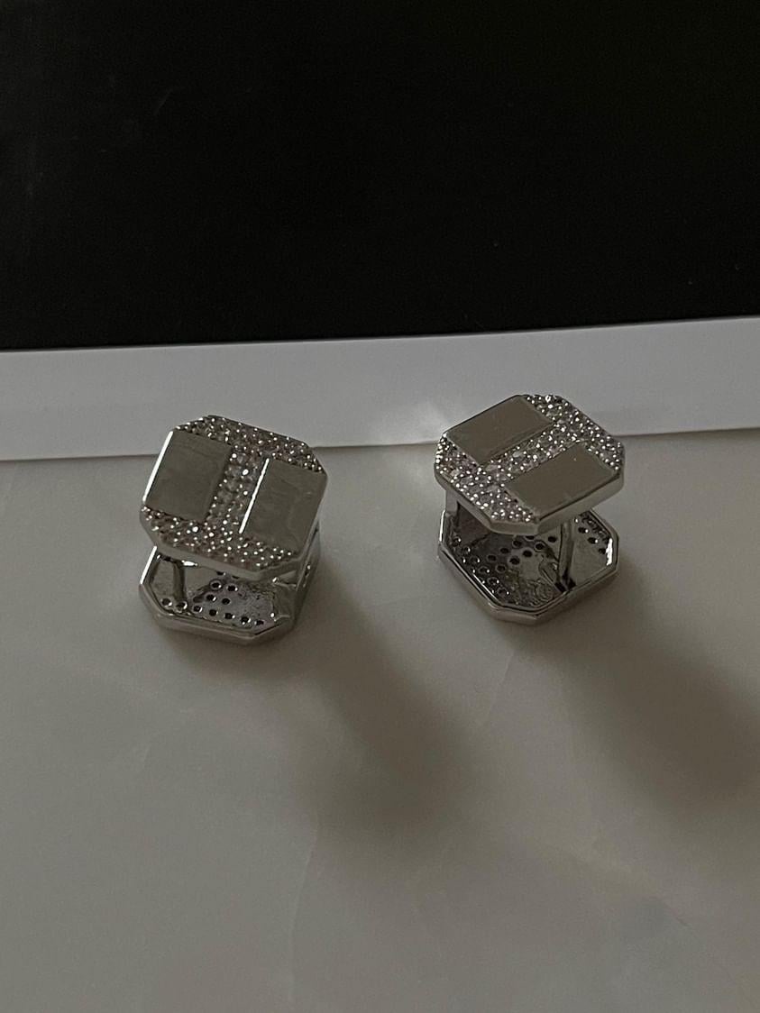 Özel Kaplama Vip Gümüş Renk Zirkon Taşlı Kare Küpe (1.20 Cm)