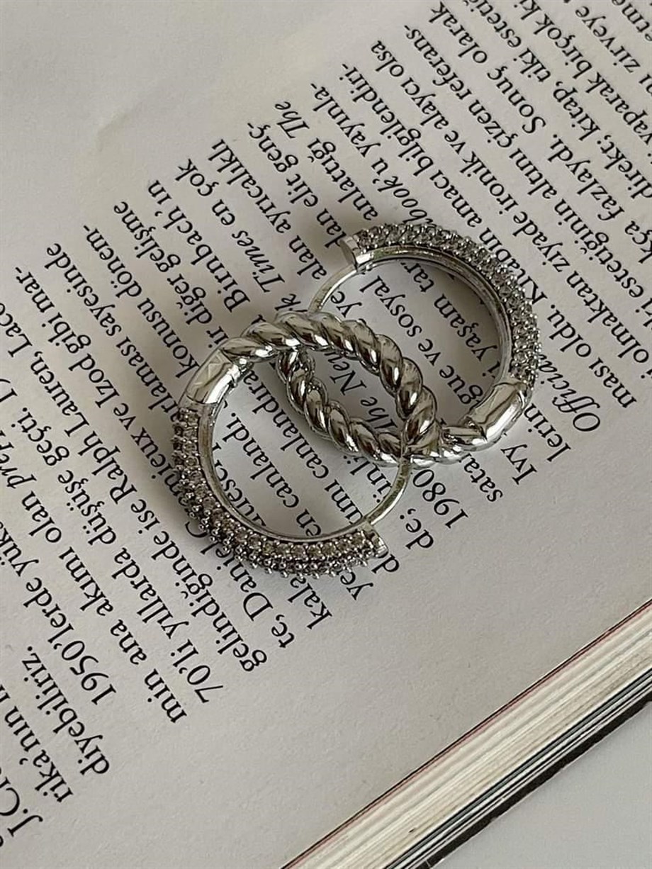 Özel Seri Vip Gümüş Renk Taşlı Arkası Burgu Halka Küpe (2.20 Cm)
