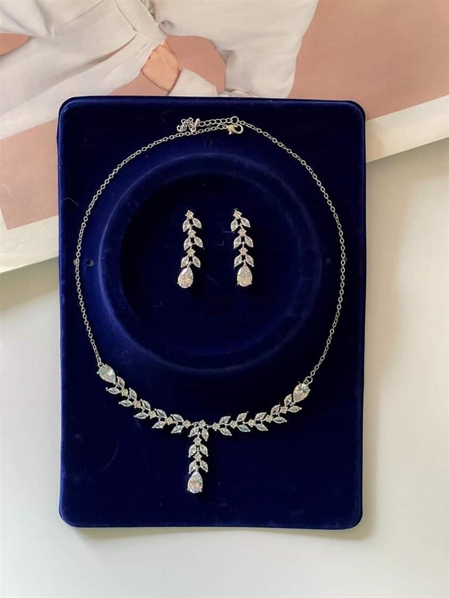 Pırlanta Montür Taşlı Gümüş Renk Tina Kolye Küpe Seti (50 Cm)
