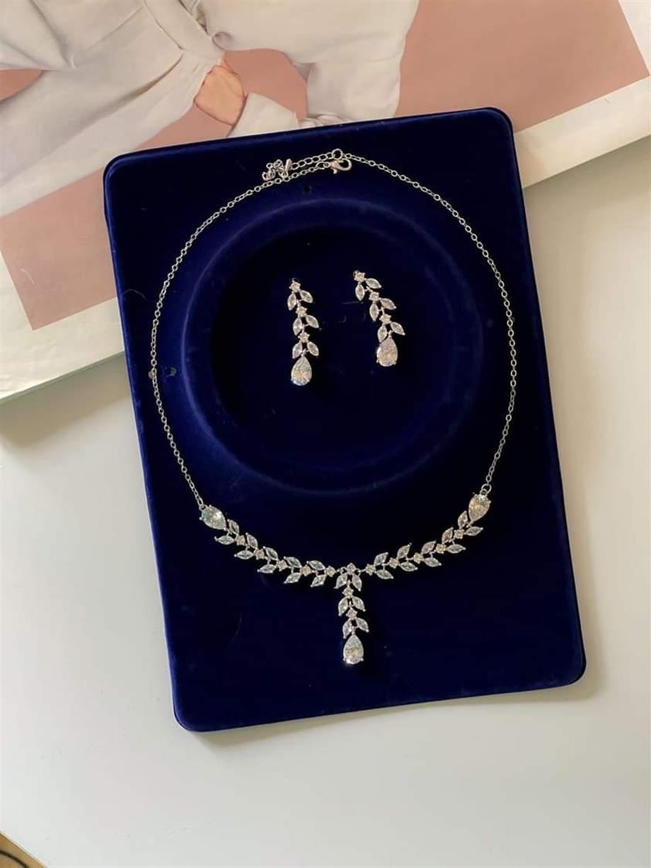 Pırlanta Montür Taşlı Gümüş Renk Tina Kolye Küpe Seti (50 Cm)