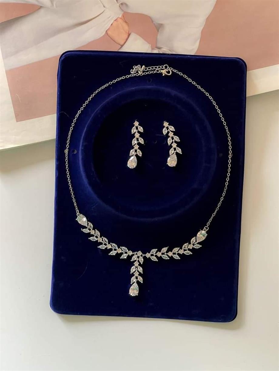 Pırlanta Montür Taşlı Gümüş Renk Tina Kolye Küpe Seti (50 Cm)