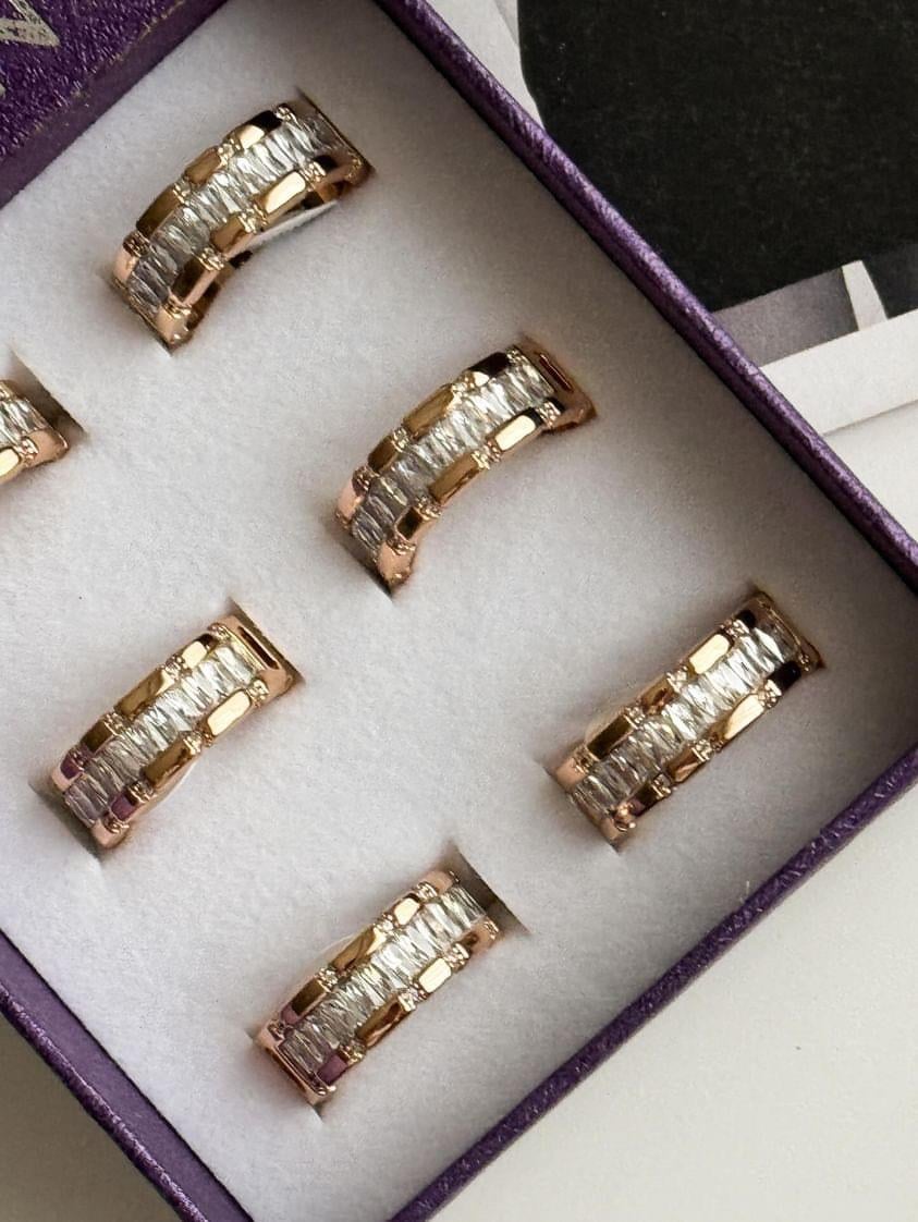 Xuping Gold Baget Taşlı Numaralı Yüzük (18 Numara)