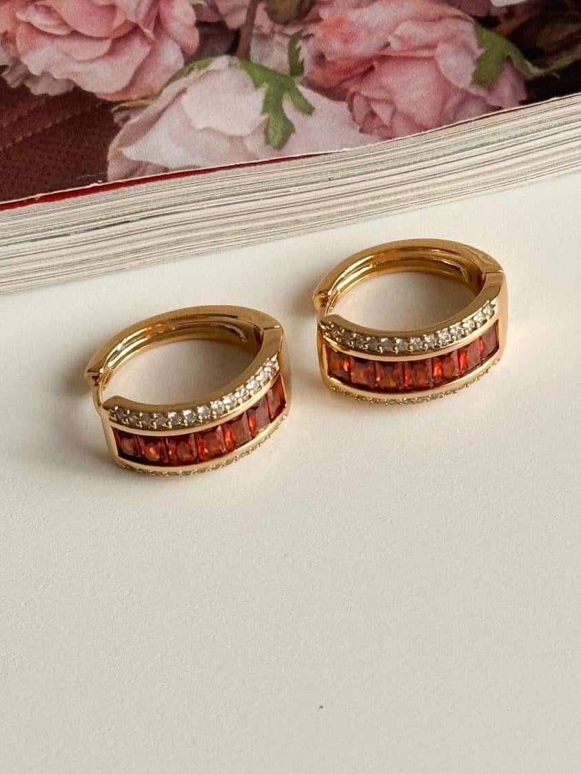 Xuping Gold Kırmızı Baget Taşı Luna Küpe (1.80 Cm)