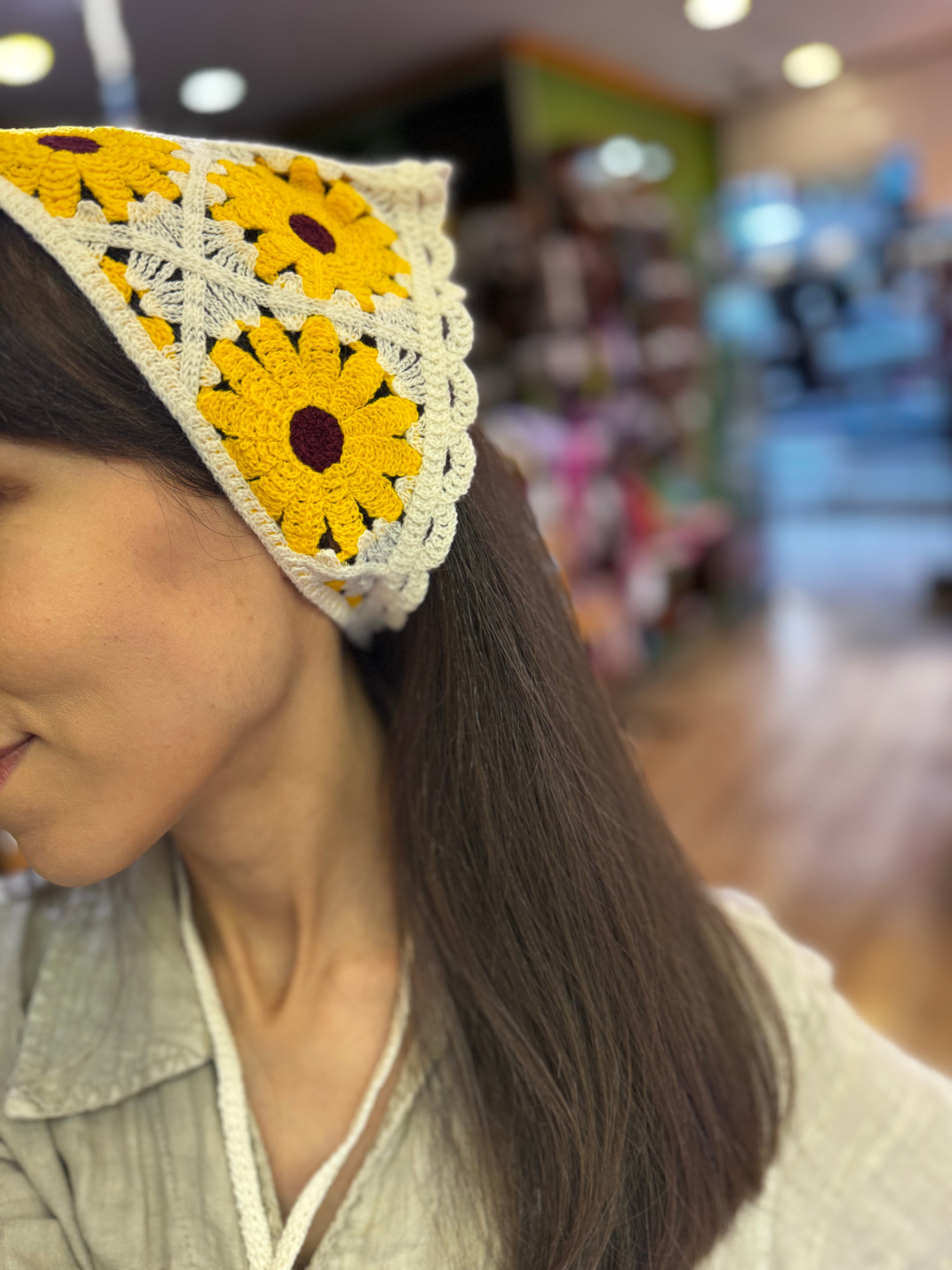 Ayçiçeği Motifli Üçgen Bandana