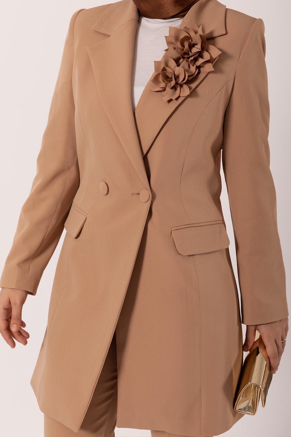 Çiçek Broşlu Ceket Takım Camel