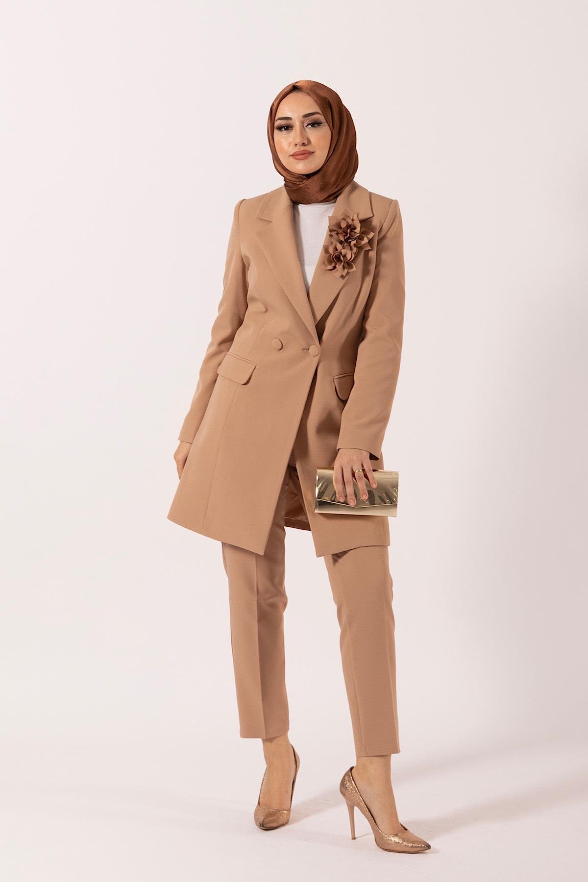 Çiçek Broşlu Ceket Takım Camel
