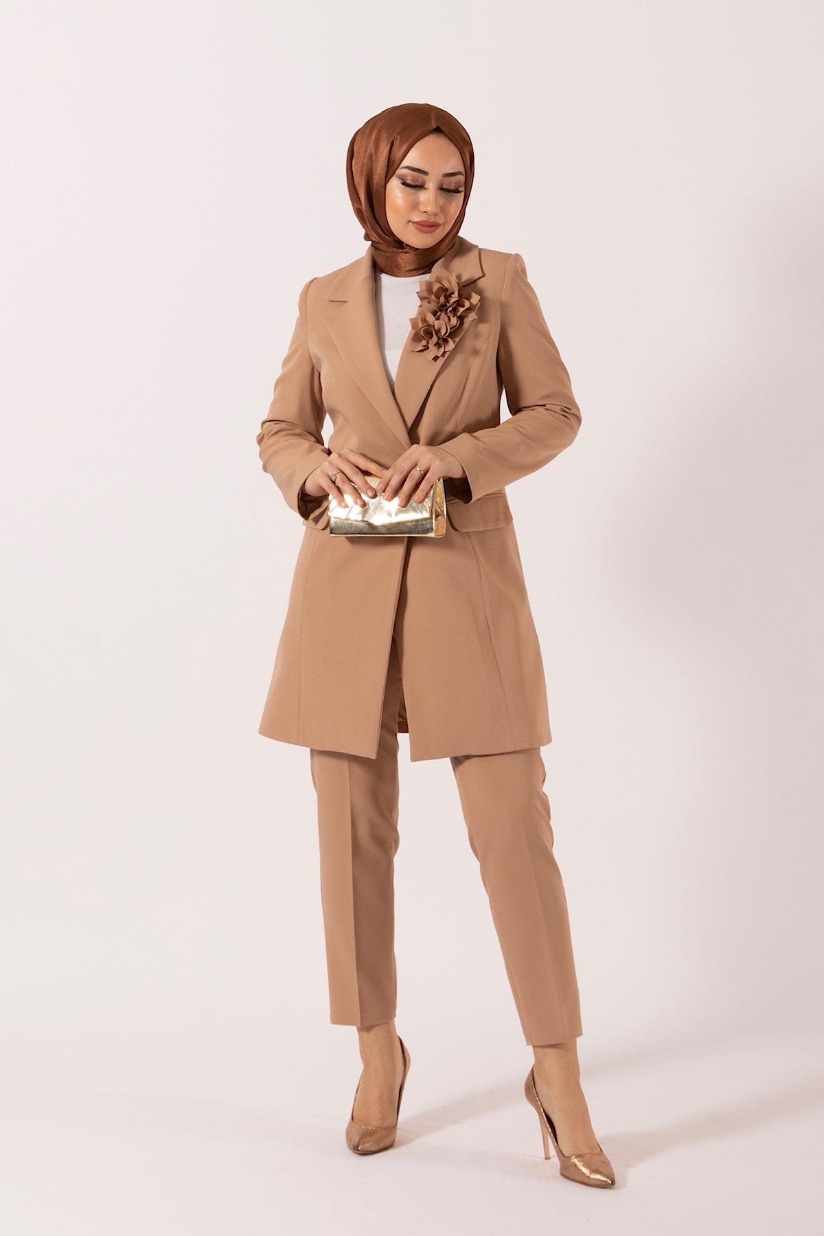 Çiçek Broşlu Ceket Takım Camel