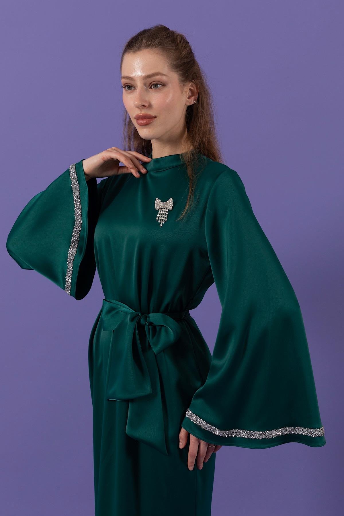 Kolları Taş Detay Saten Abiye Zümrüt