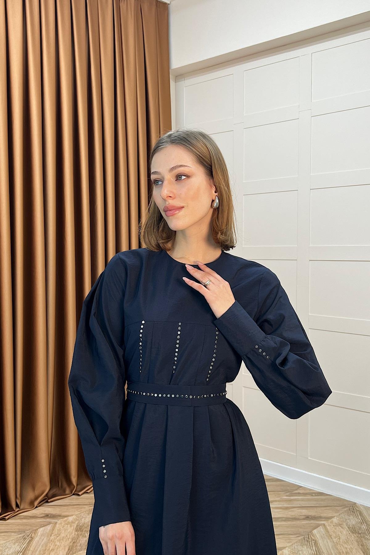 Lara Taş Detaylı Elbise Lacivert