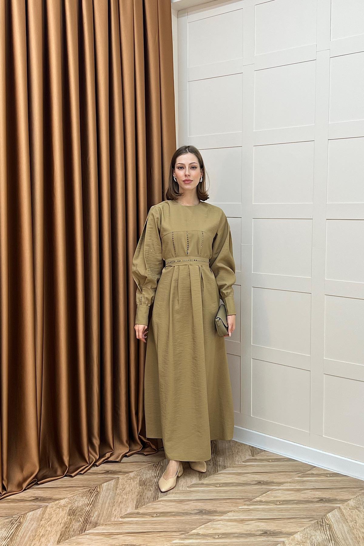 Lara Taş Detaylı Elbise Yağ Yeşili