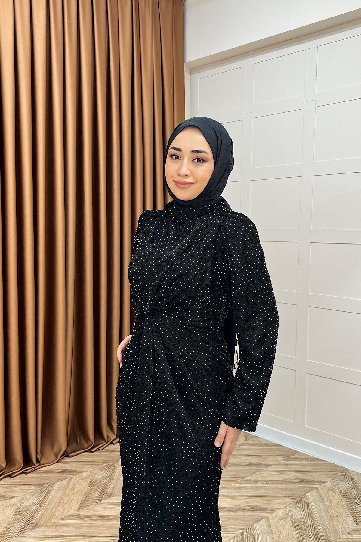 Sofia Taş Detay Drapeli Abiye Siyah