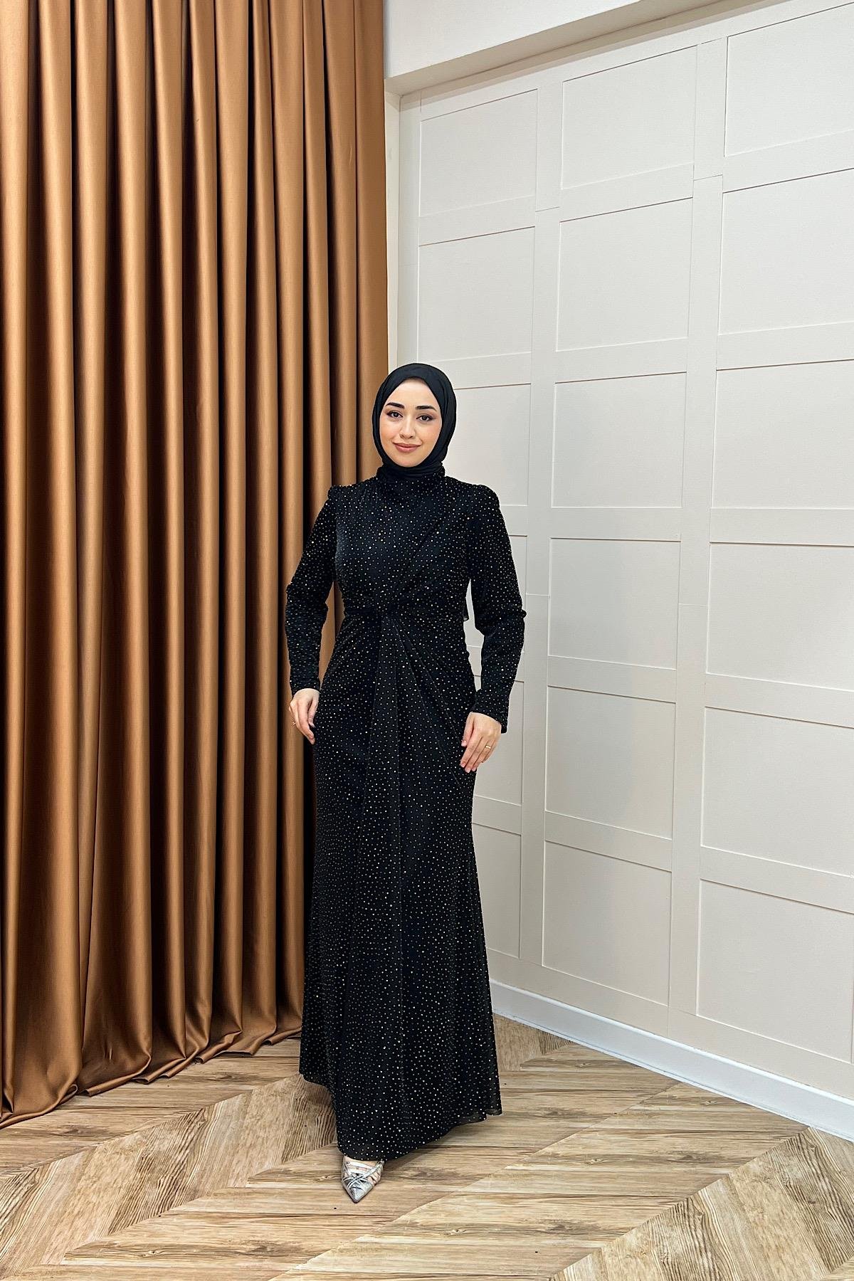 Sofia Taş Detay Drapeli Abiye Siyah