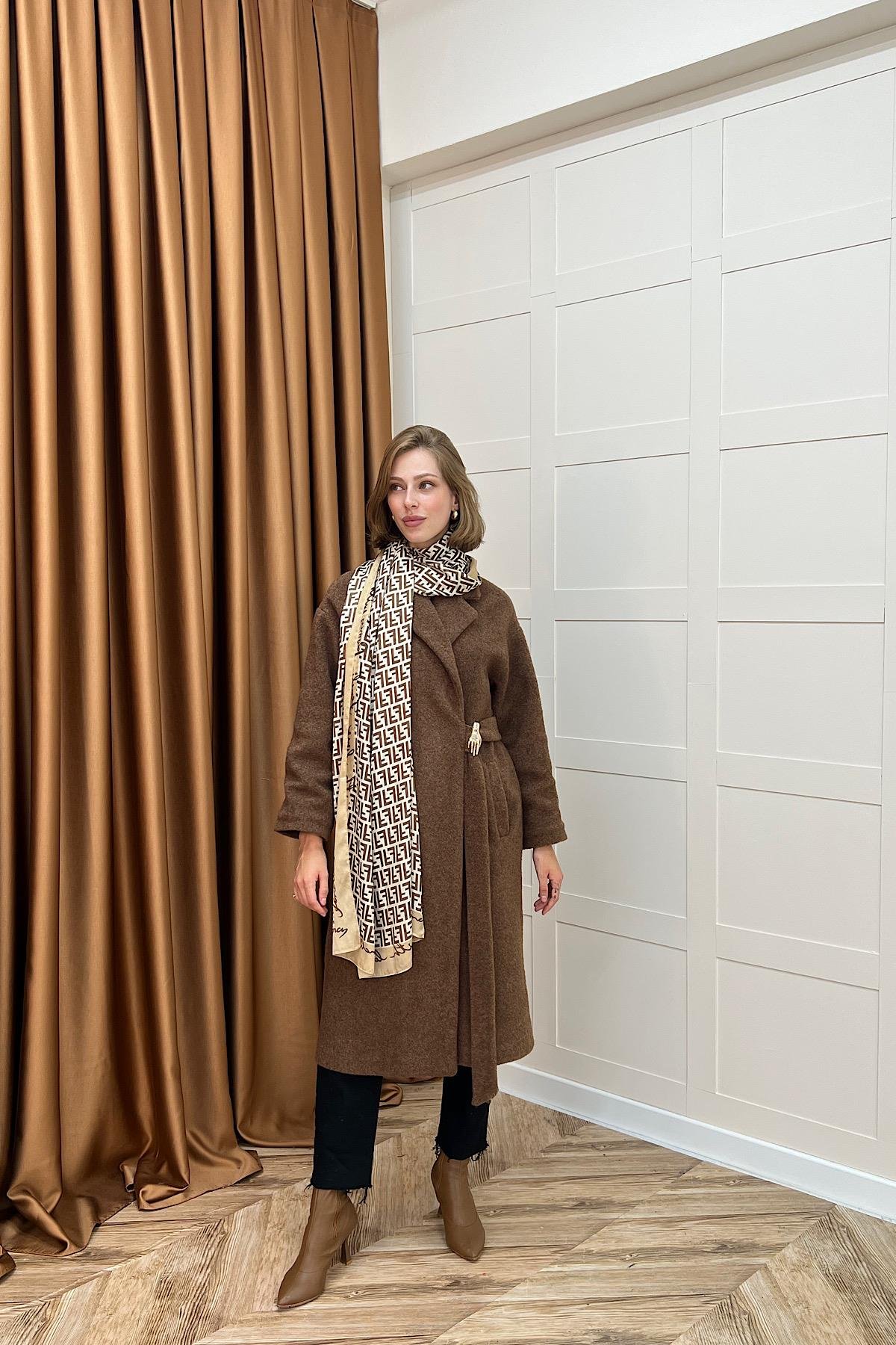 Yaren Premium Kumaş Broş Detay Kaban Kahverengi