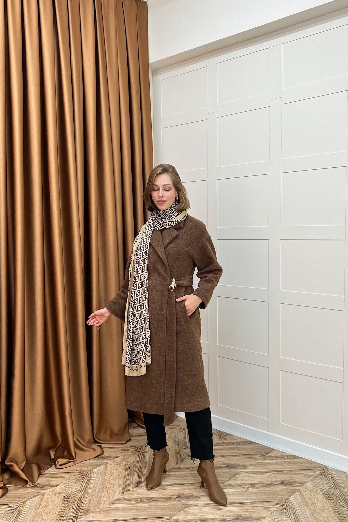 Yaren Premium Kumaş Broş Detay Kaban Kahverengi