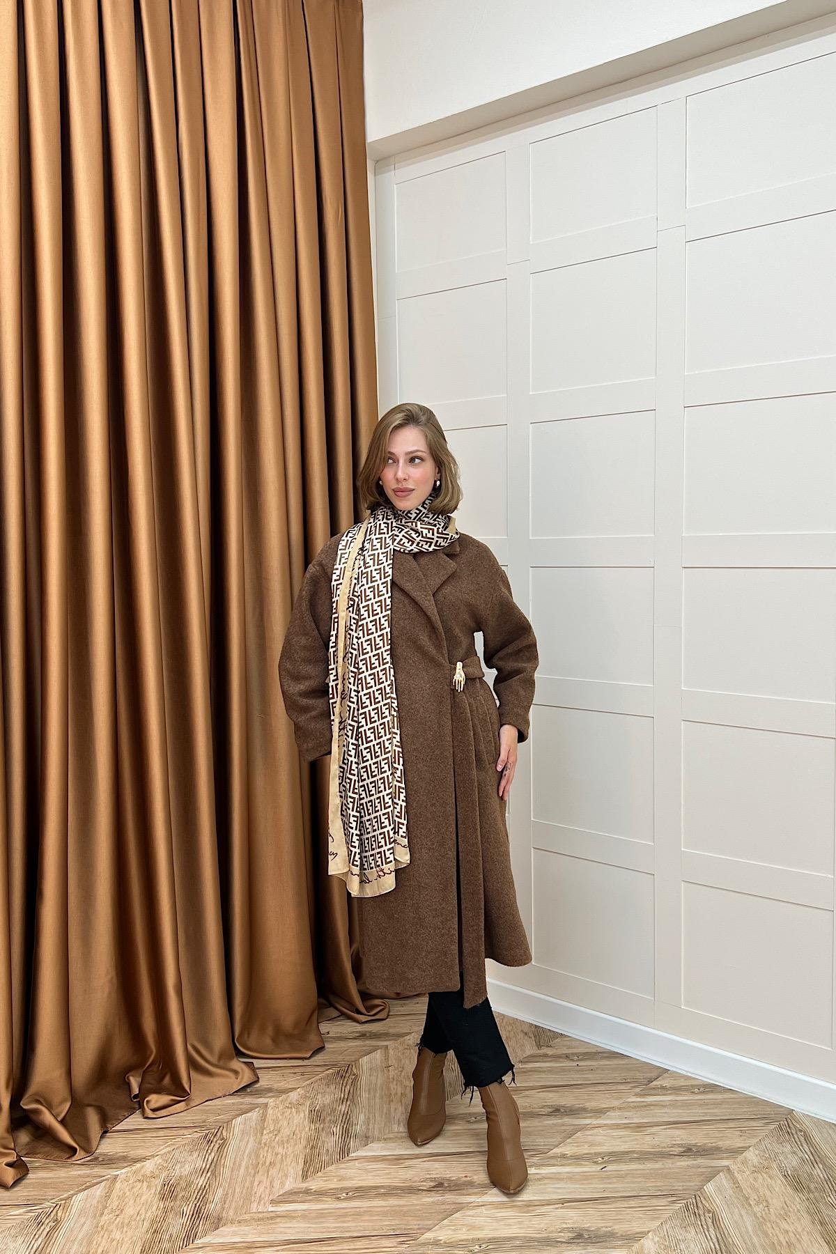 Yaren Premium Kumaş Broş Detay Kaban Kahverengi