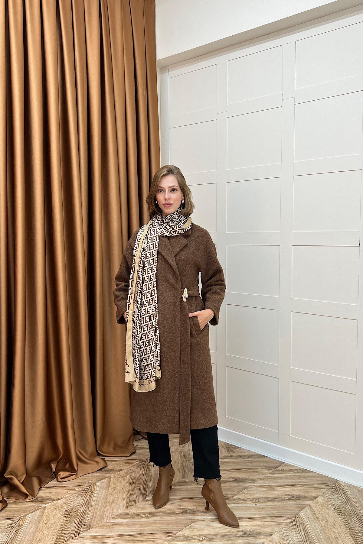 Yaren Premium Kumaş Broş Detay Kaban Kahverengi