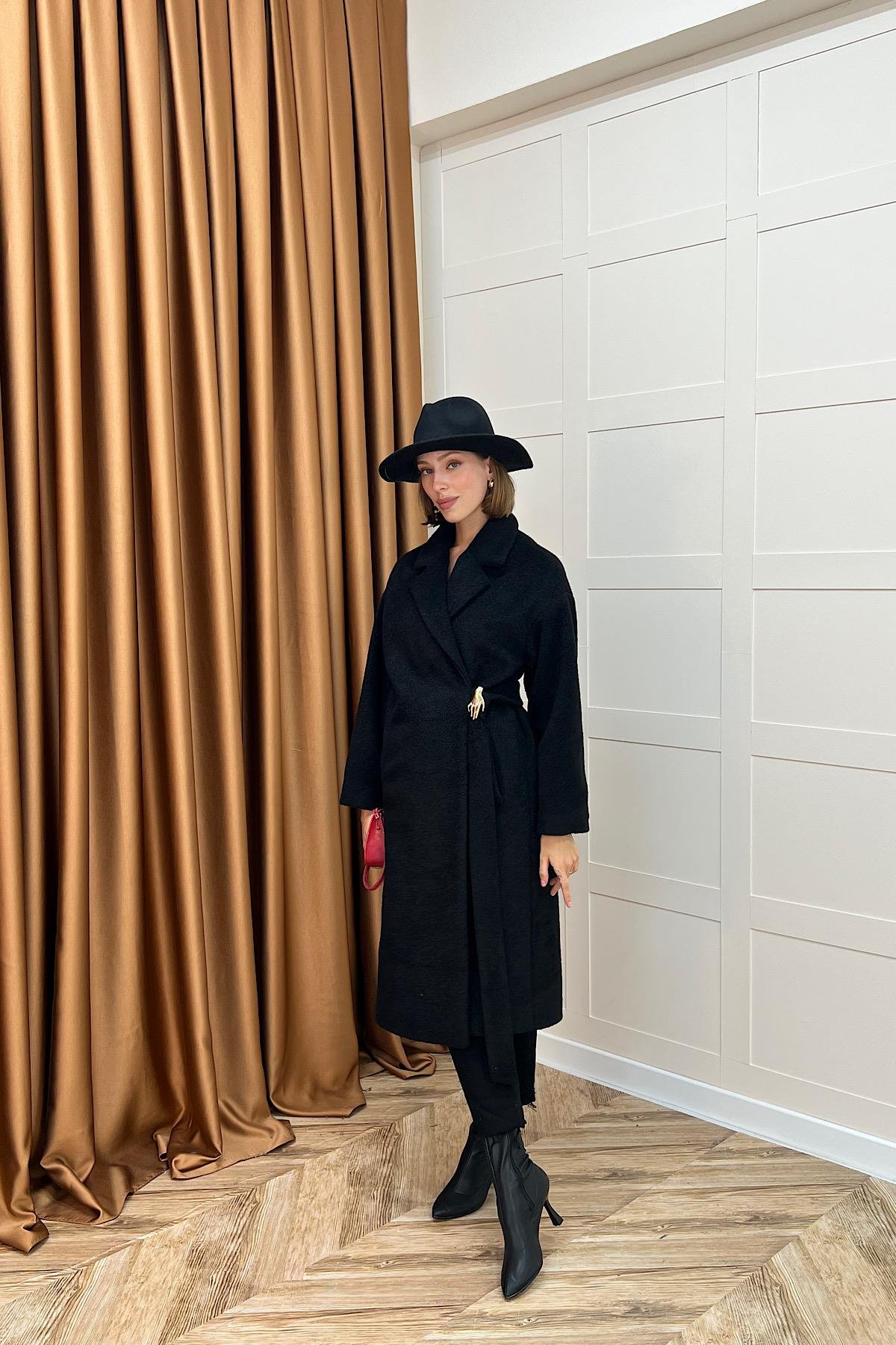 Yaren Premium Kumaş Broş Detay Kaban Siyah