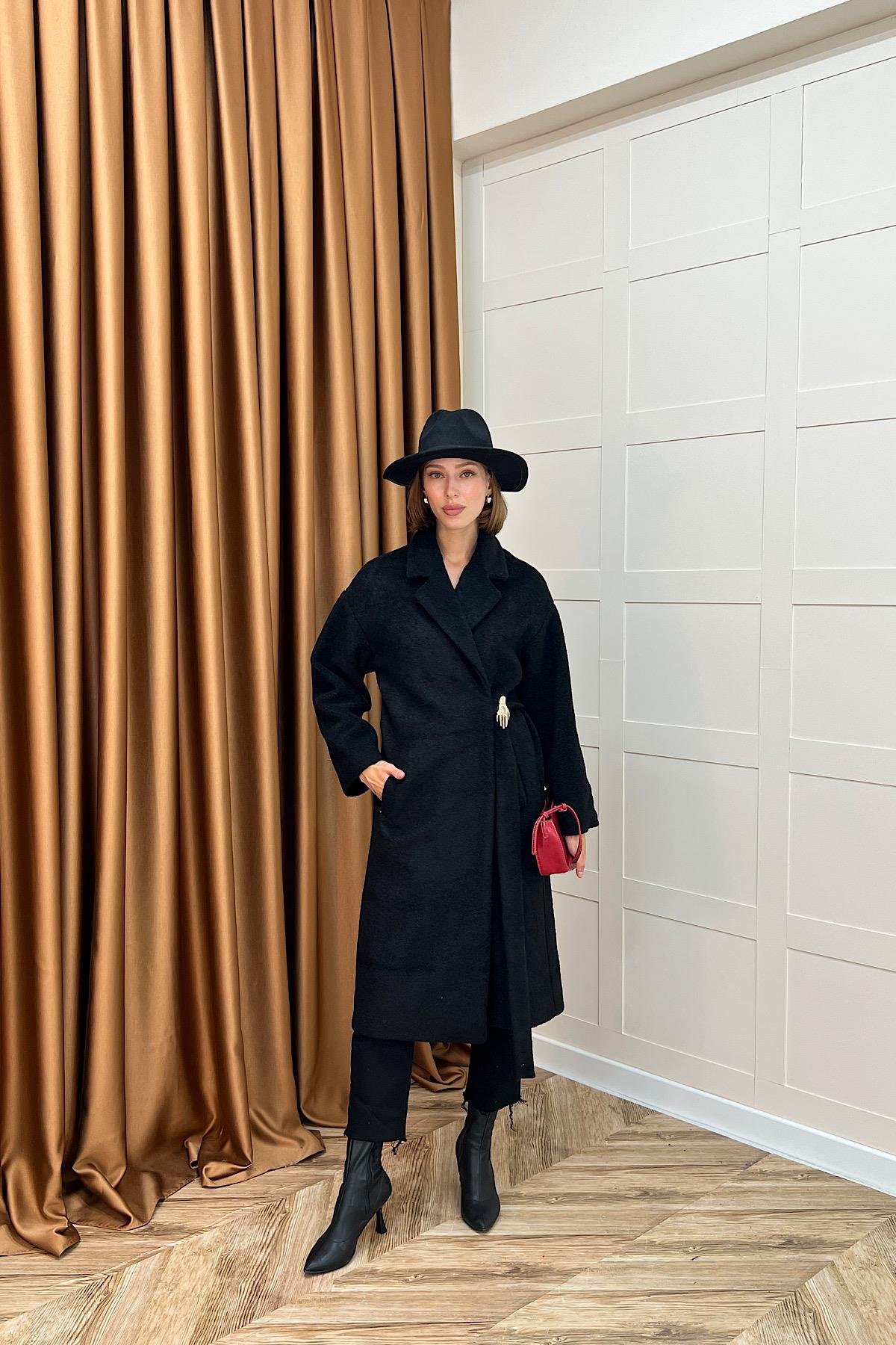 Yaren Premium Kumaş Broş Detay Kaban Siyah