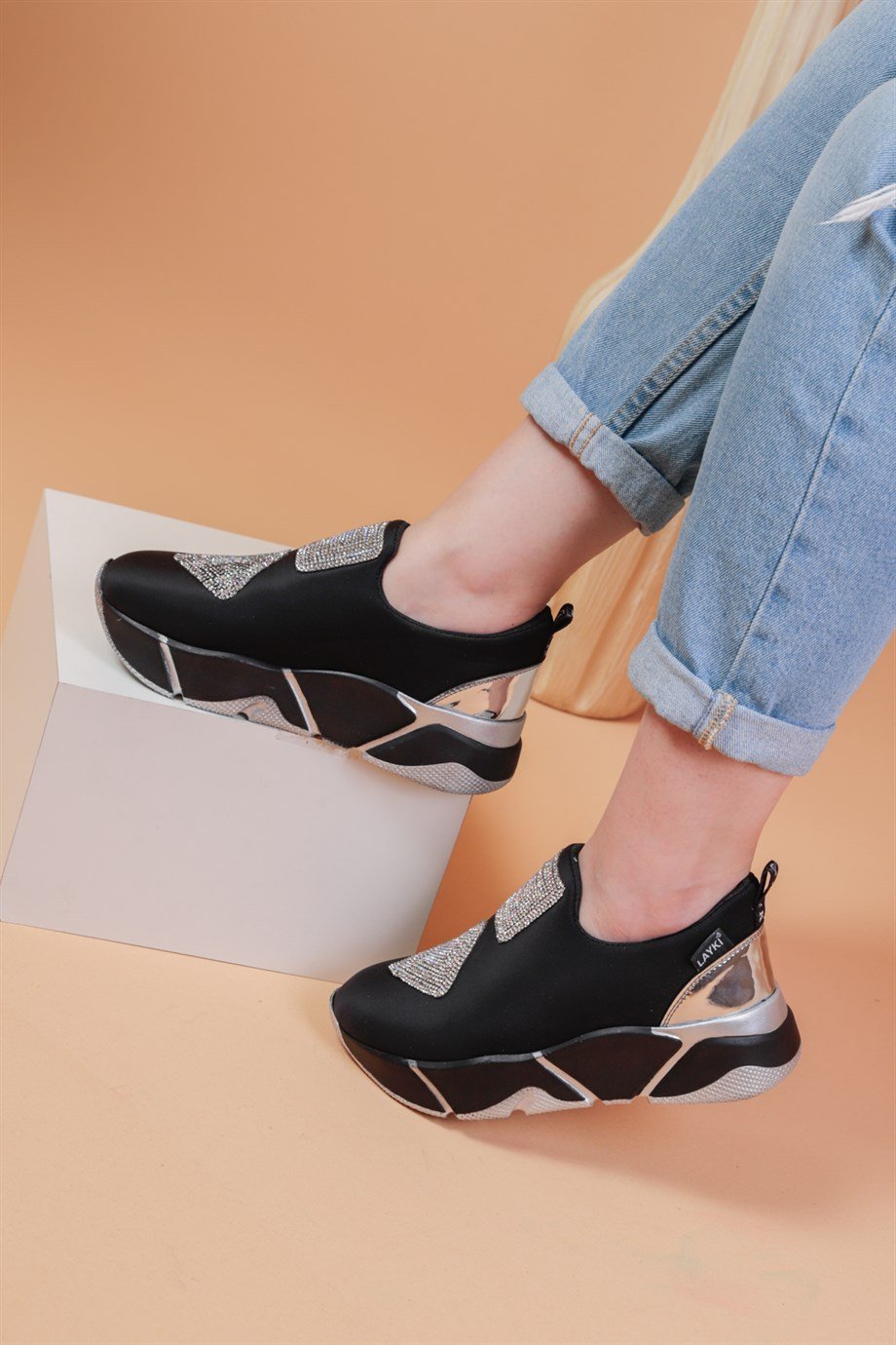 00201049000002LAYKİYürüyüş Ayakkabısıİmmobile Gümüş Renkli Önü Parlak Taşlı Paraşüt Kumaş Lux Kadın Spor Ayakkabı 