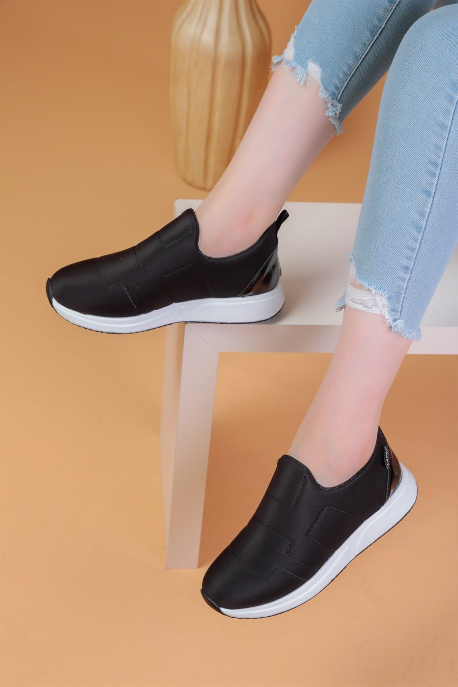 002010480000002LAYKİYürüyüş AyakkabısıMarek Siyah Renkli Paraşüt Kumaş Kadın Spor Ayakkabı 