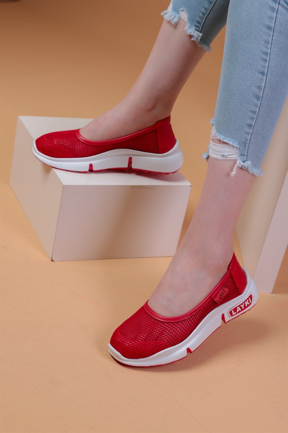 002010590000002LAYKİYürüyüş AyakkabısıMilano Kırmızı Renkli Lux Lazer Kesimli Kadın Yazlık Spor Ayakkabı 