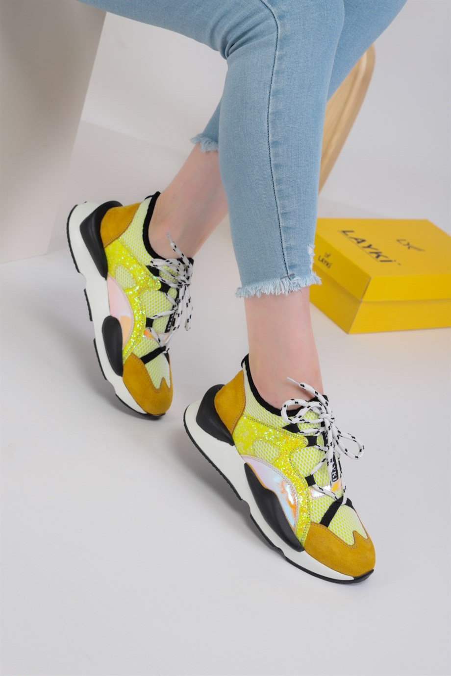 0100101500000001laykiWalking Shoes