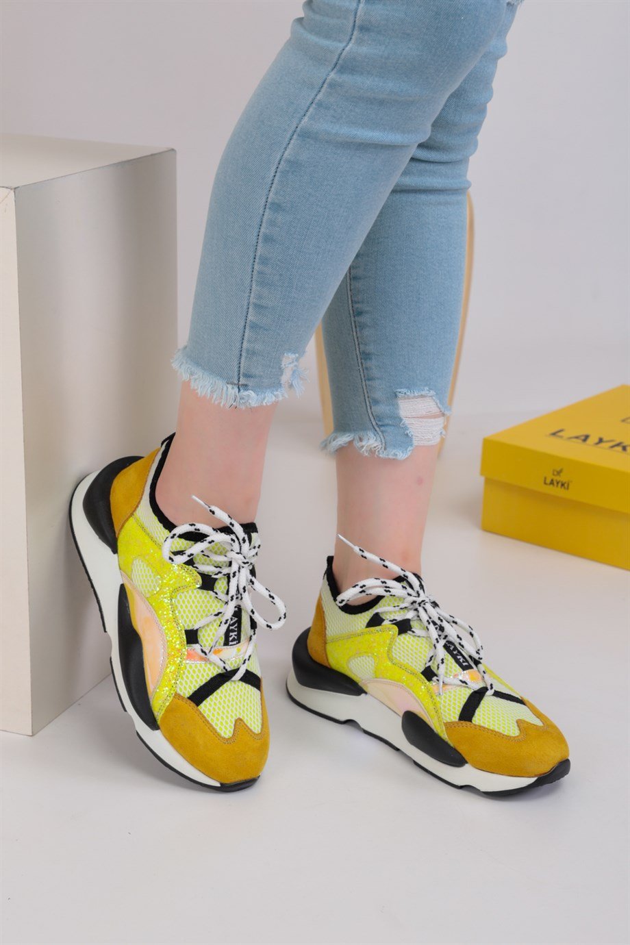 0100101500000001laykiWalking Shoes