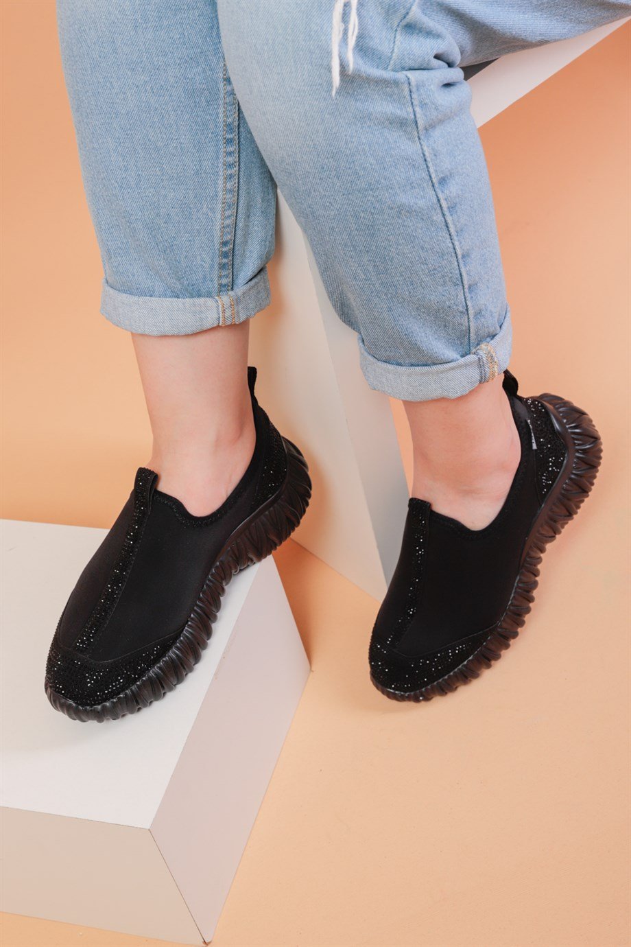 002010210000002laykiYürüyüş Ayakkabısılayki.com | Mat Deri Üstü Taşlı Yüksek Topuklu Kadın Terlik Lucas Siyah Renkli Siyah Parlak Taş Detaylı Lux Kadın Spor Ayakkabı 