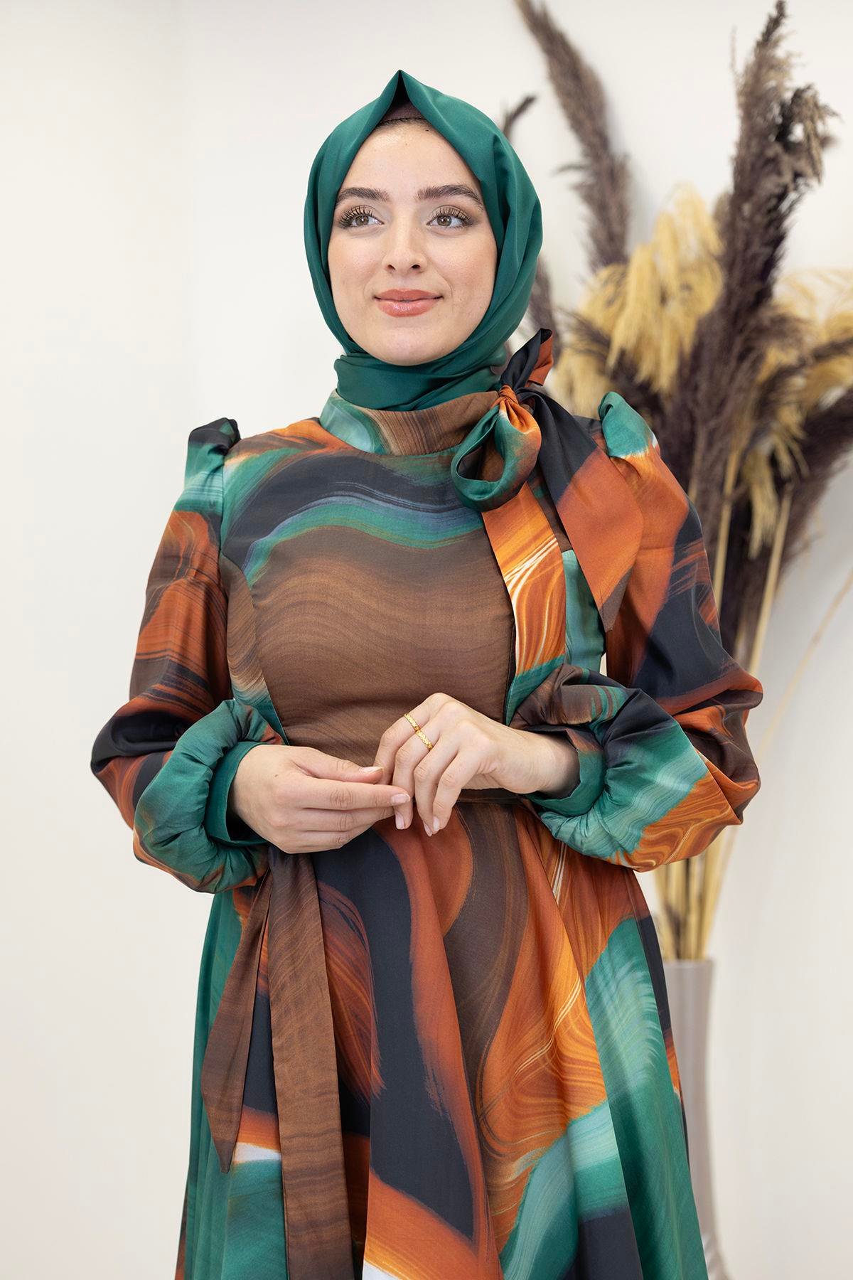 İpek Saten Kemerli Yakası Fiyonklu Desenli Ebruli Elbise