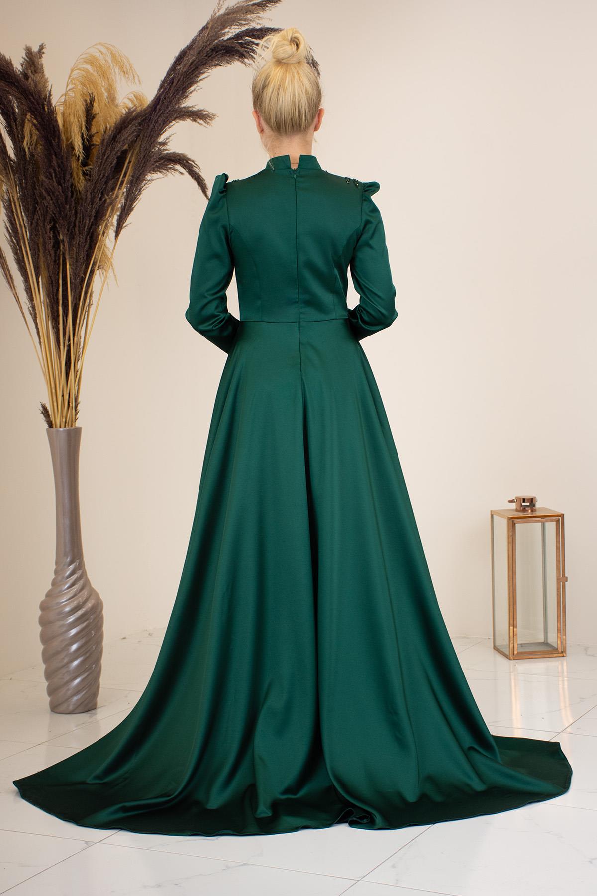 Kuyruklu Aplik İşlemeli Hakim Yaka Damla Tesettür Abiye - Zümrüt