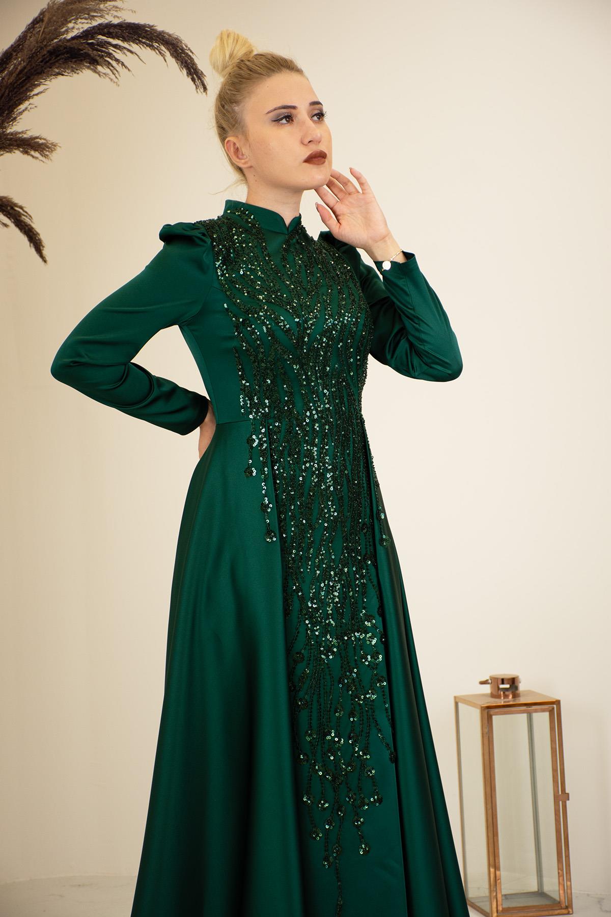 Kuyruklu Aplik İşlemeli Hakim Yaka Damla Tesettür Abiye - Zümrüt