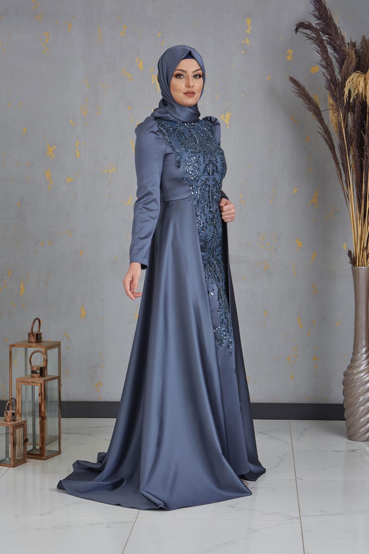 Kuyruklu Aplik İşlemeli Hakim Yaka Damla Tesettür Abiye - Antrasit