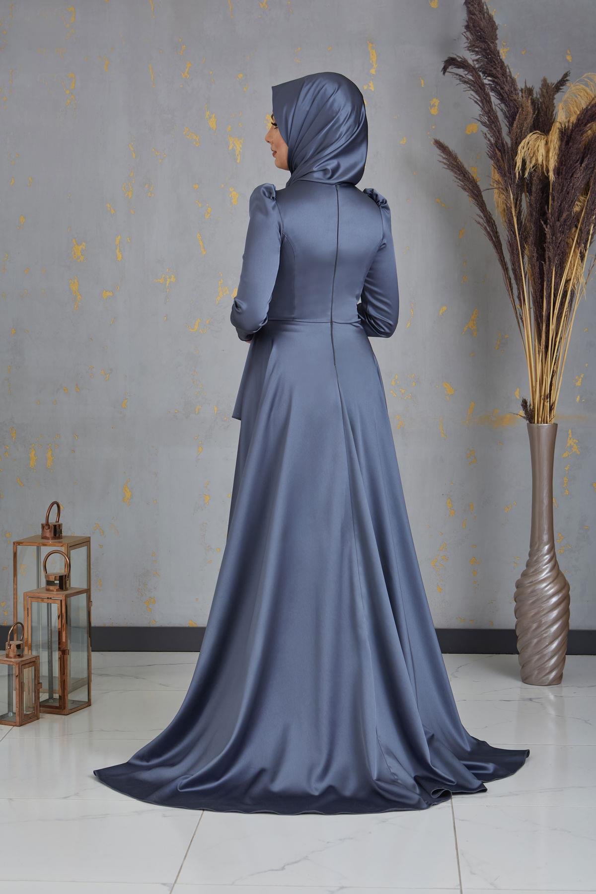 Kuyruklu Aplik İşlemeli Hakim Yaka Damla Tesettür Abiye - Antrasit