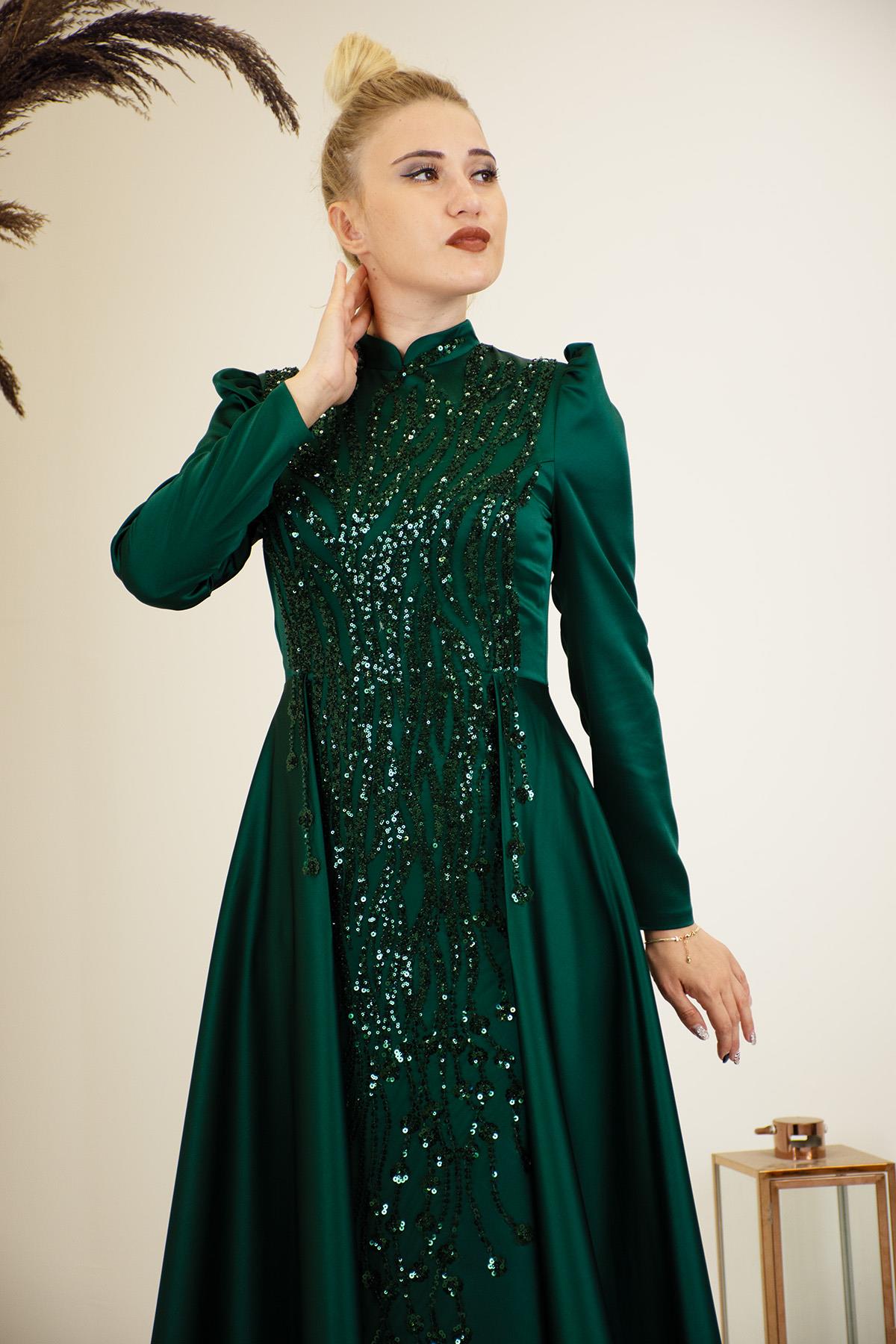 Kuyruklu Aplik İşlemeli Hakim Yaka Damla Tesettür Abiye - Zümrüt