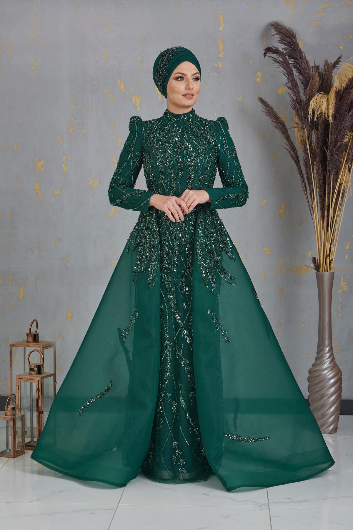 Kuyruklu Aplik İşlemeli Mihrimah Tesettür Abiye - Zümrüt Yeşili