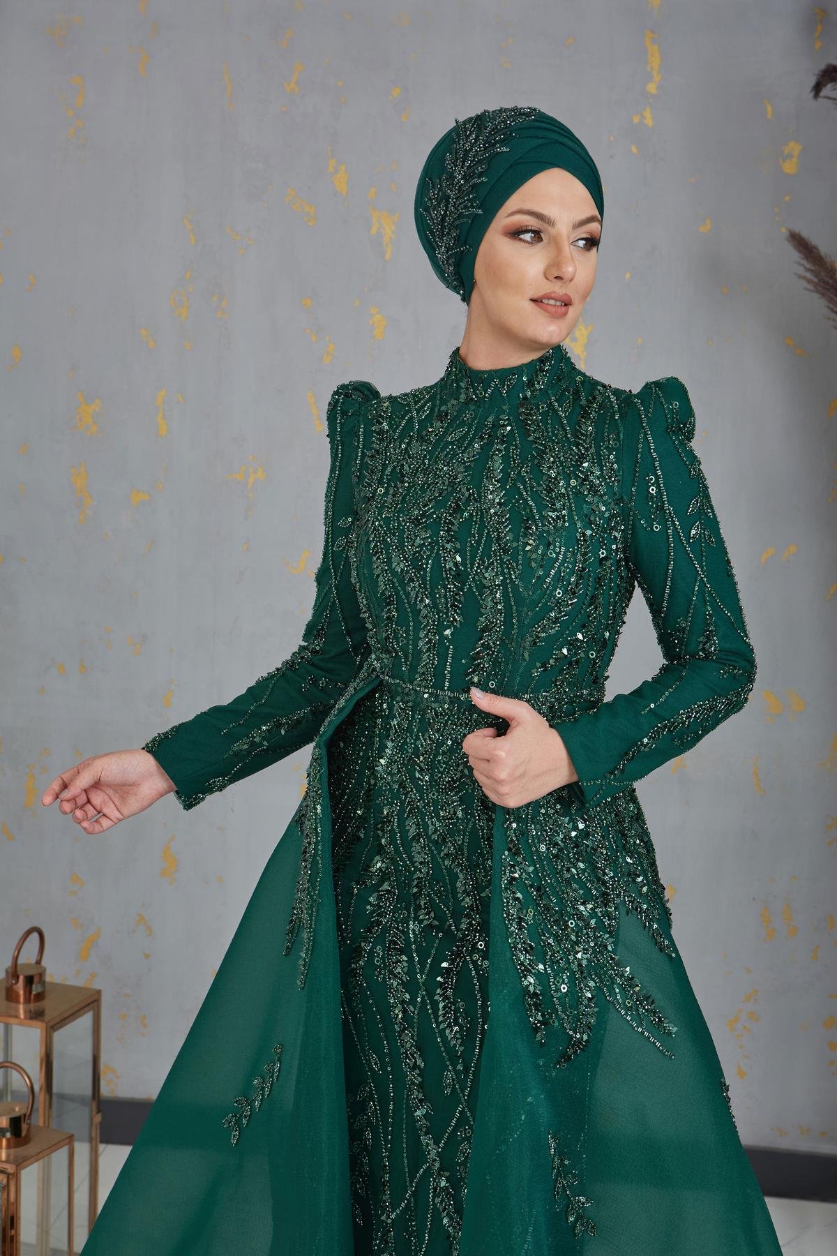Kuyruklu Aplik İşlemeli Mihrimah Tesettür Abiye - Zümrüt Yeşili