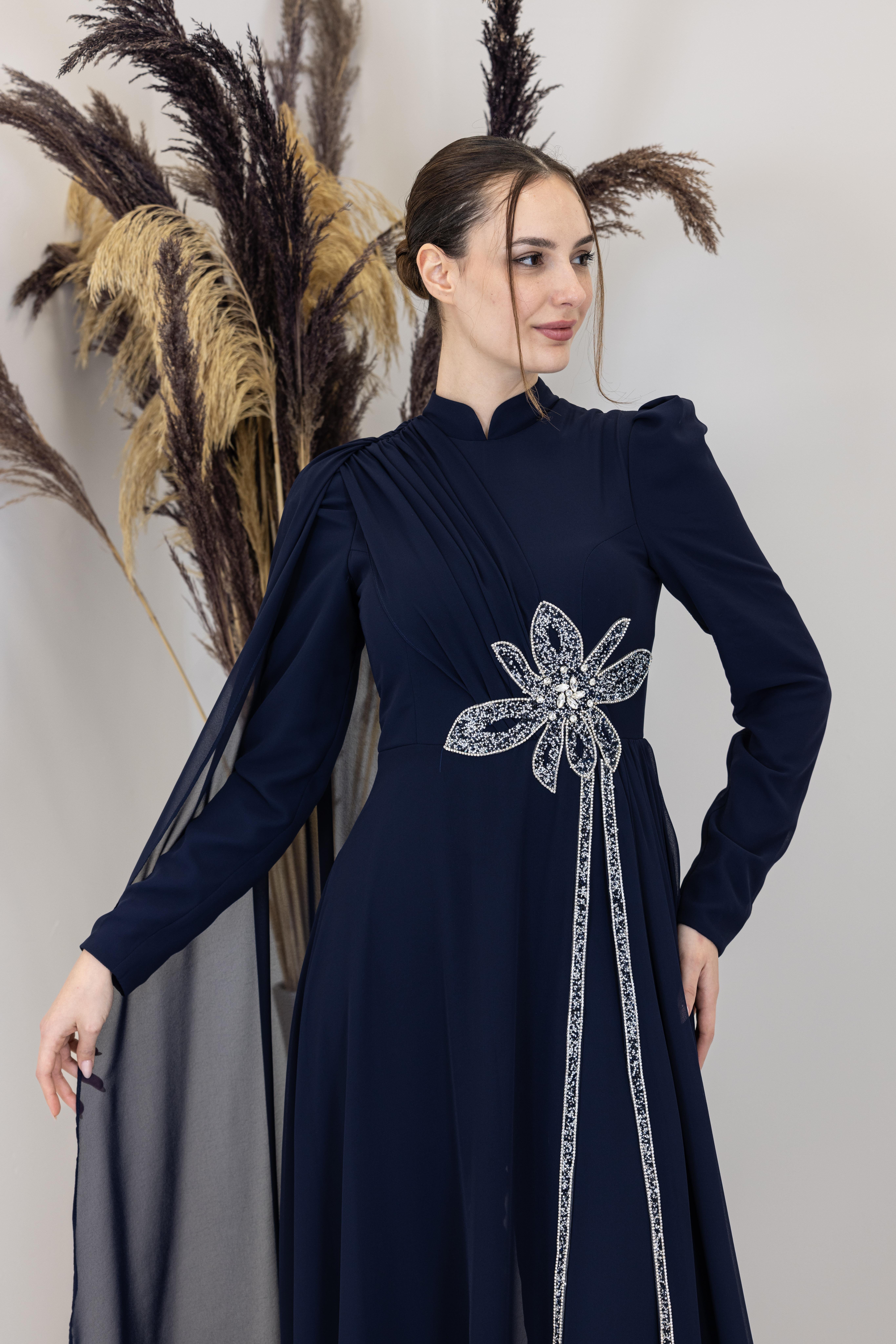 Omzu Pelerinli Çiçek Tulum - Lacivert