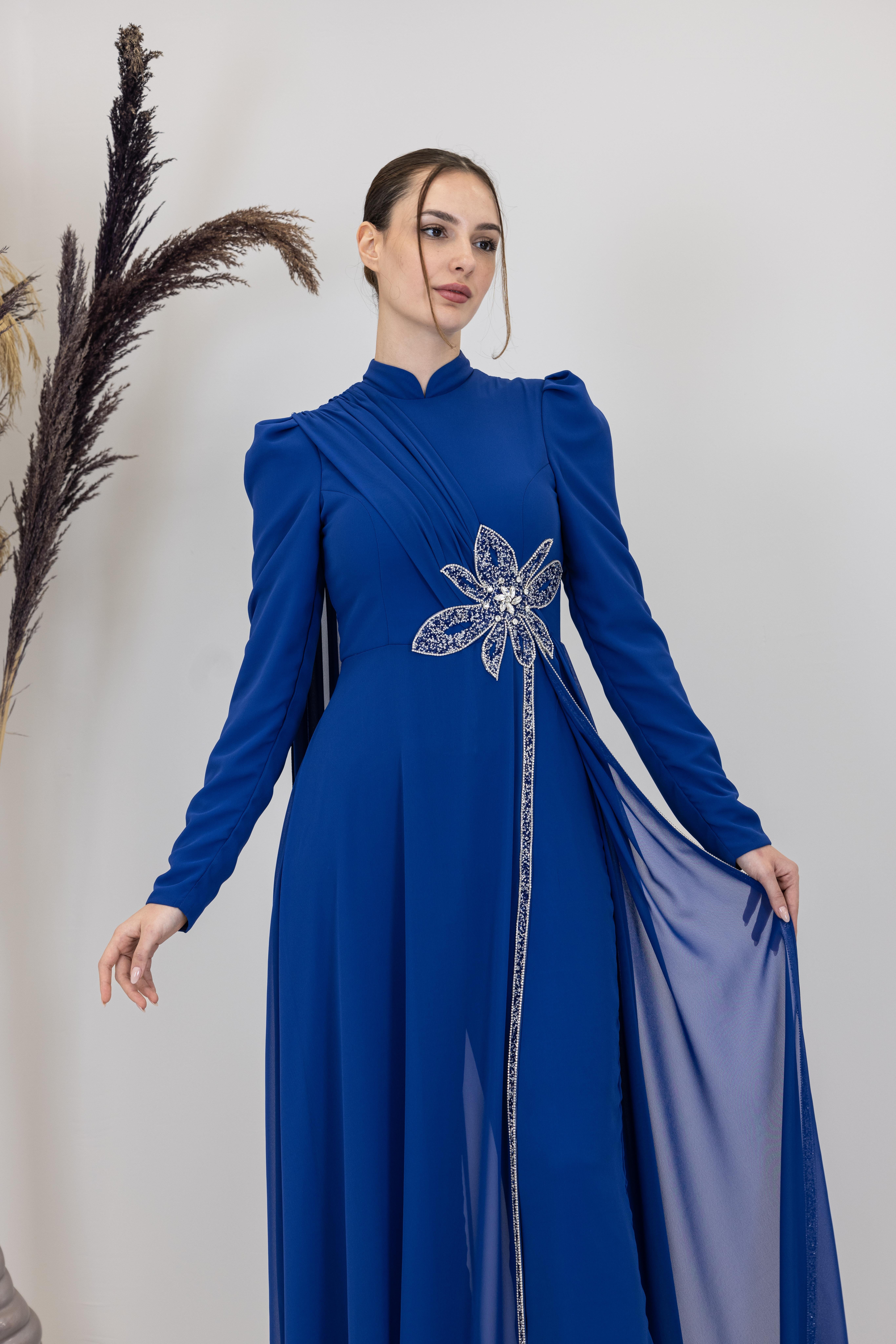 Omzu Pelerinli Çiçek Tulum - Saks Mavisi