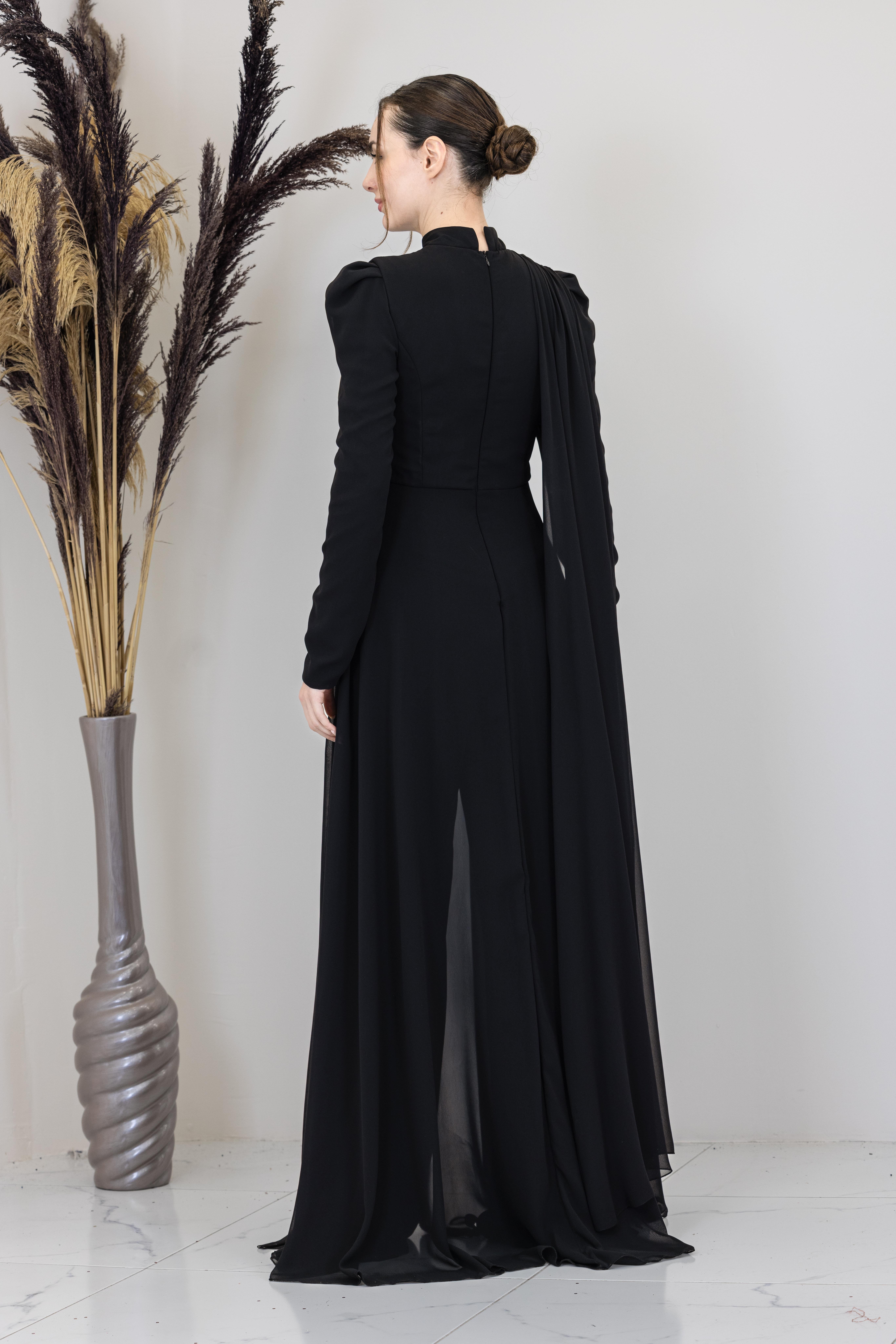 Omzu Pelerinli Çiçek Tulum - Siyah