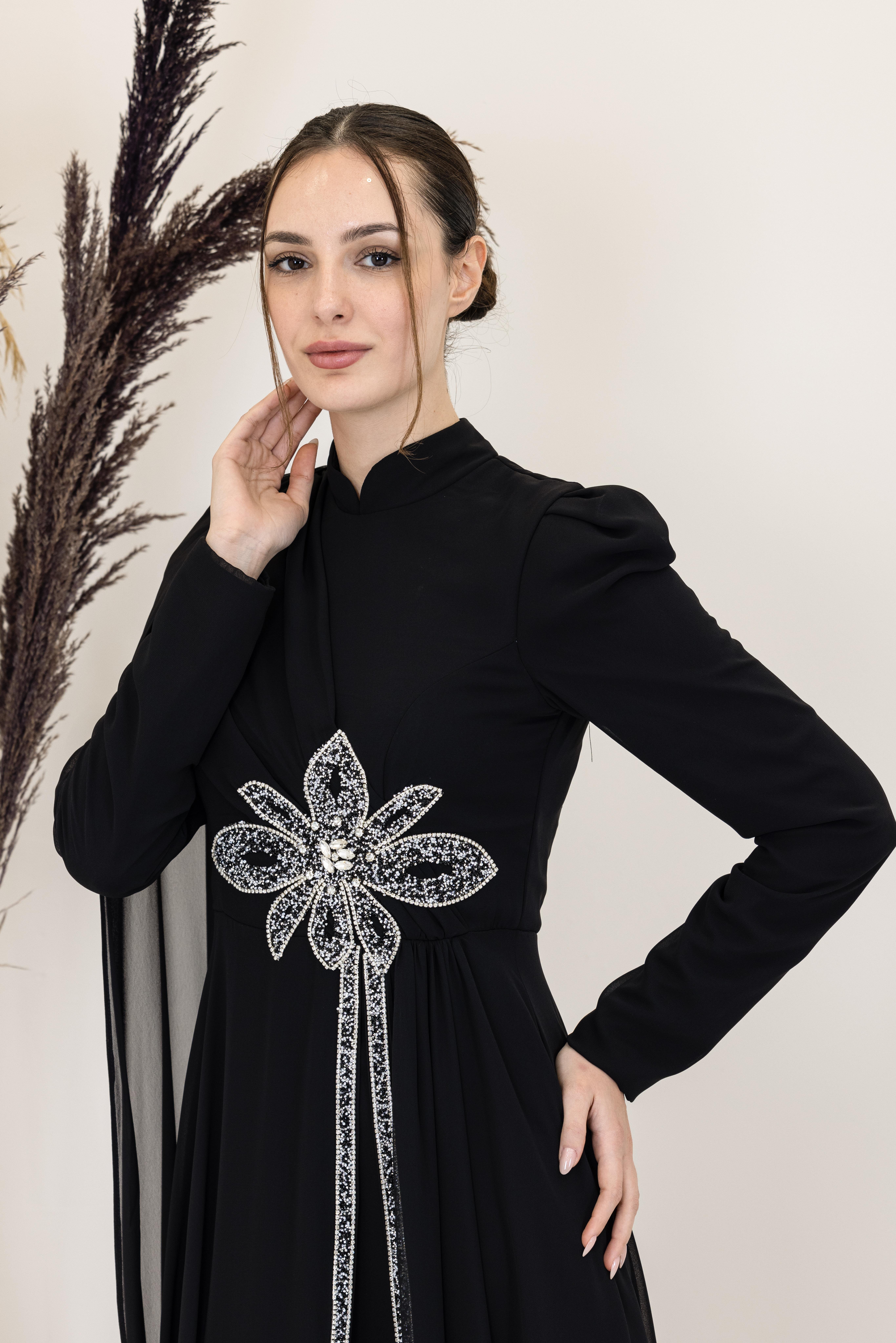 Omzu Pelerinli Çiçek Tulum - Siyah