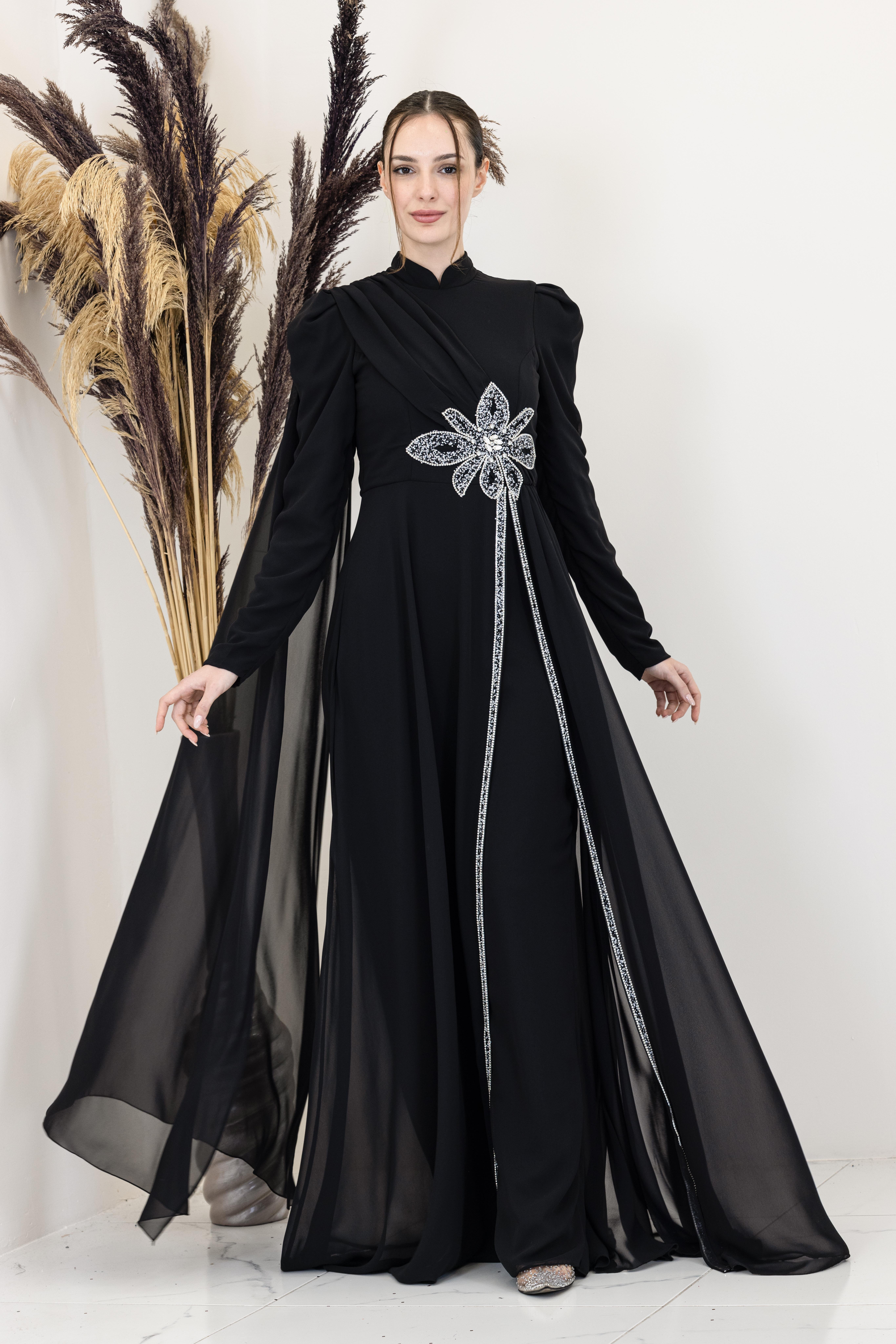 Omzu Pelerinli Çiçek Tulum - Siyah