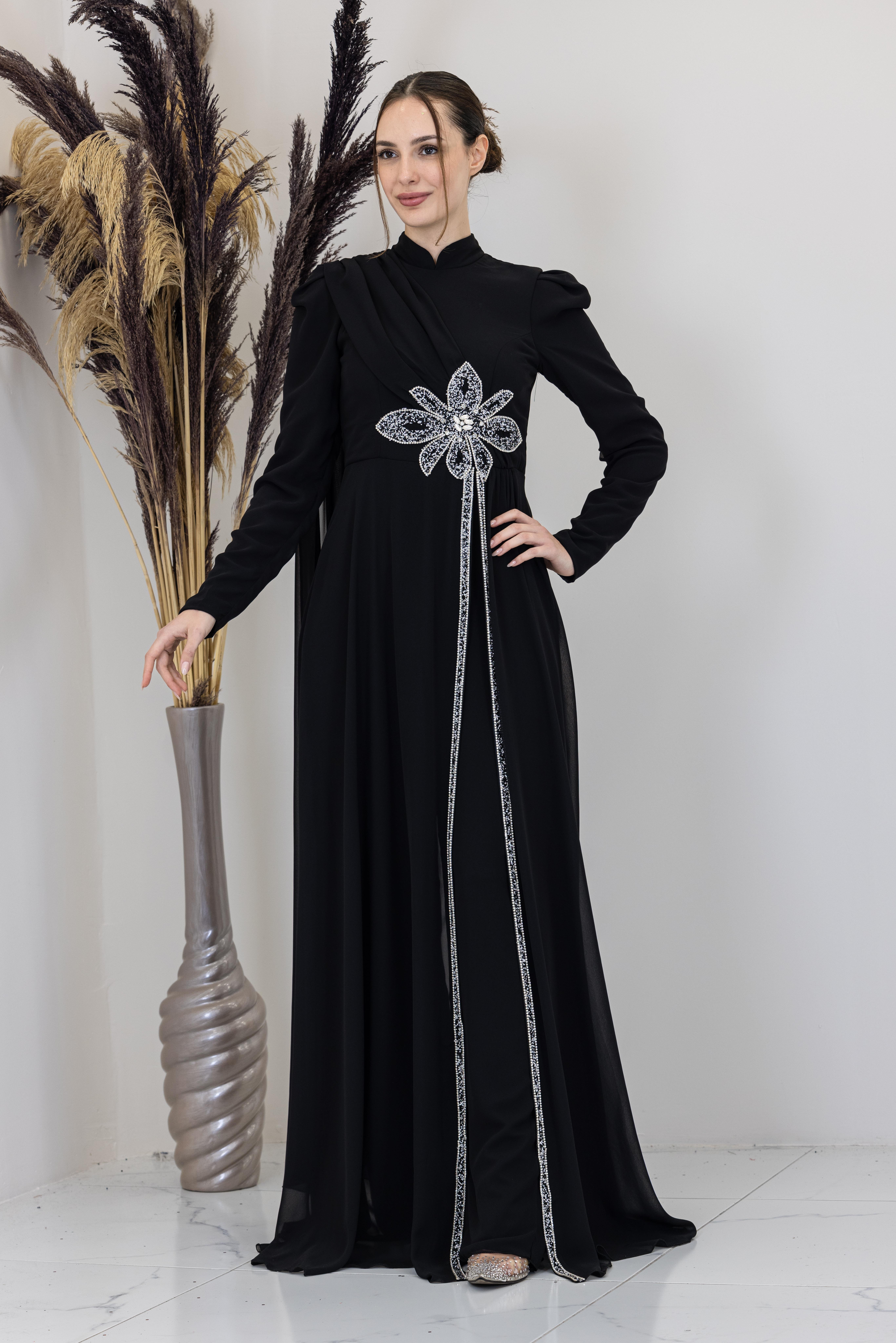 Omzu Pelerinli Çiçek Tulum - Siyah