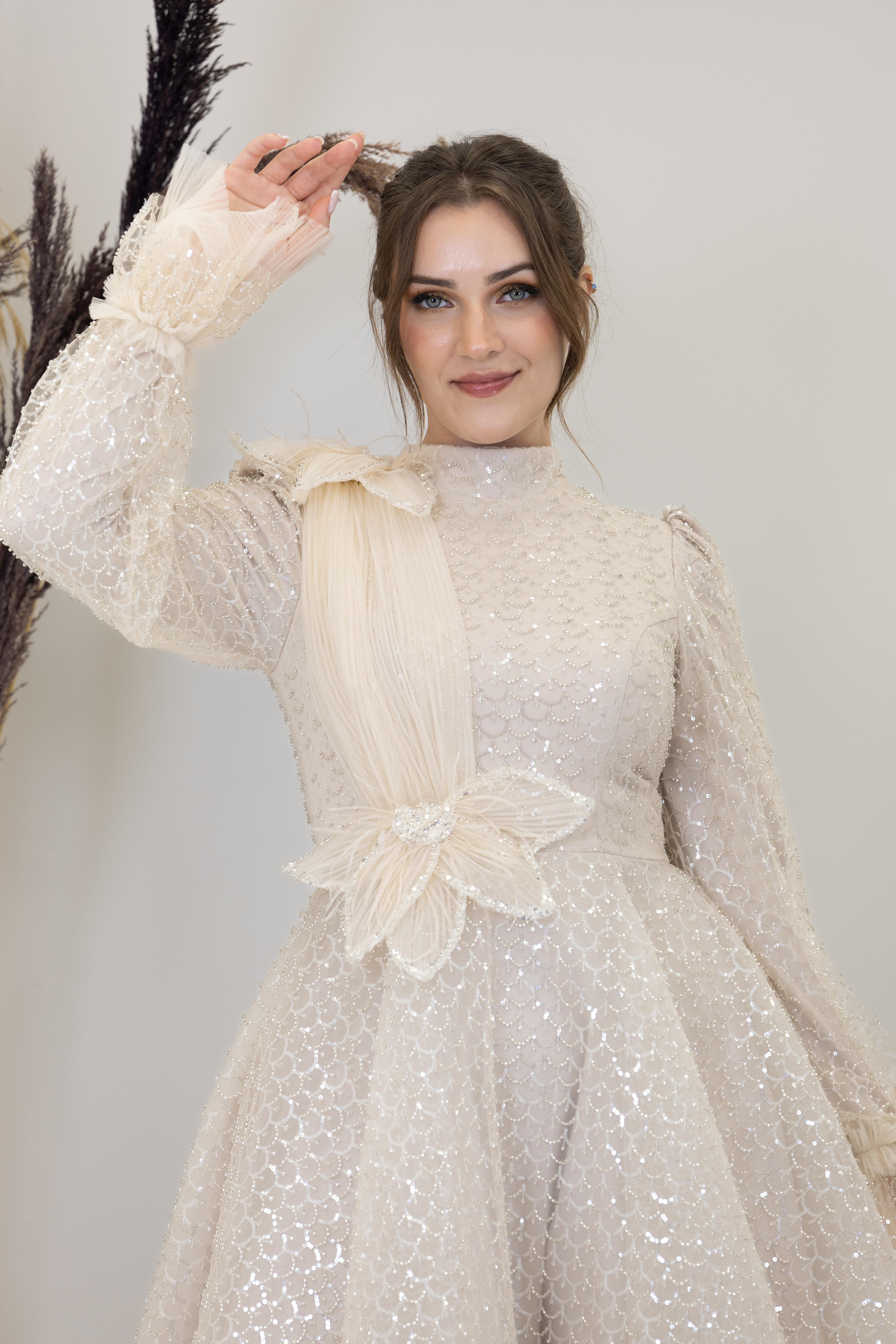 Omzu ve Beli Çiçek Detaylı Adel Abiye - Krem