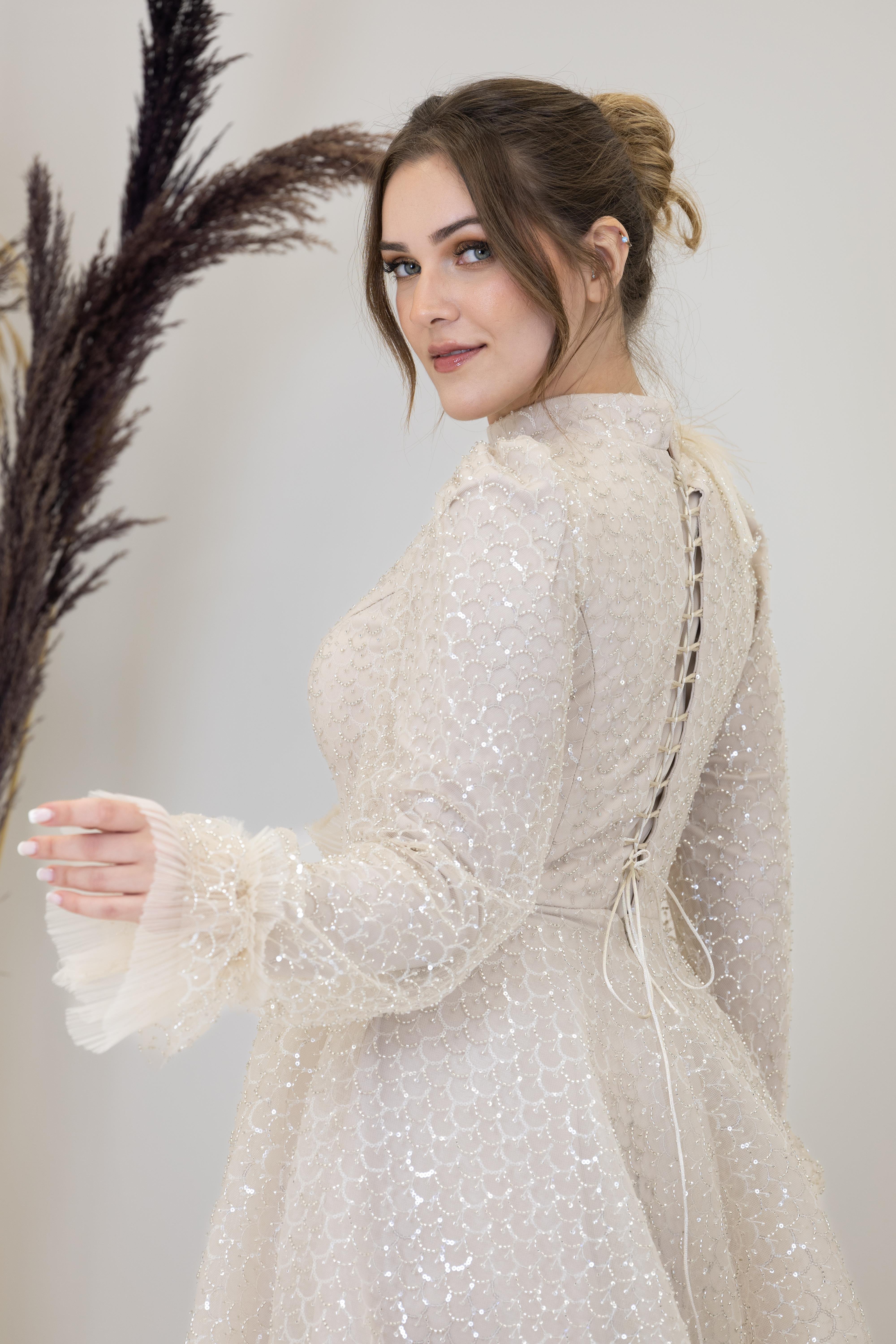 Omzu ve Beli Çiçek Detaylı Adel Abiye - Krem