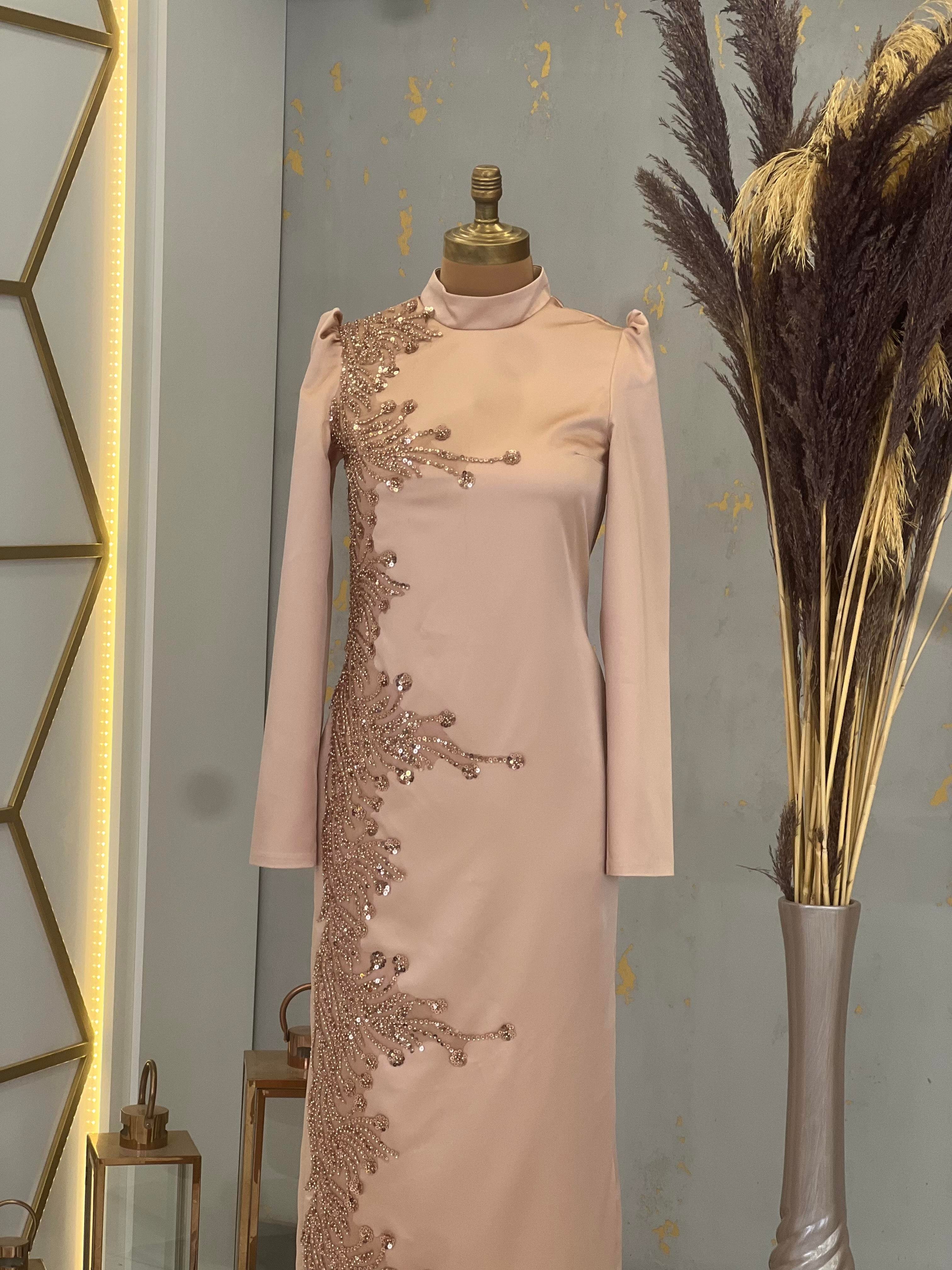 Önü Aplik işlemeli Kalem Hilal Tesettür Abiye - Vizon 