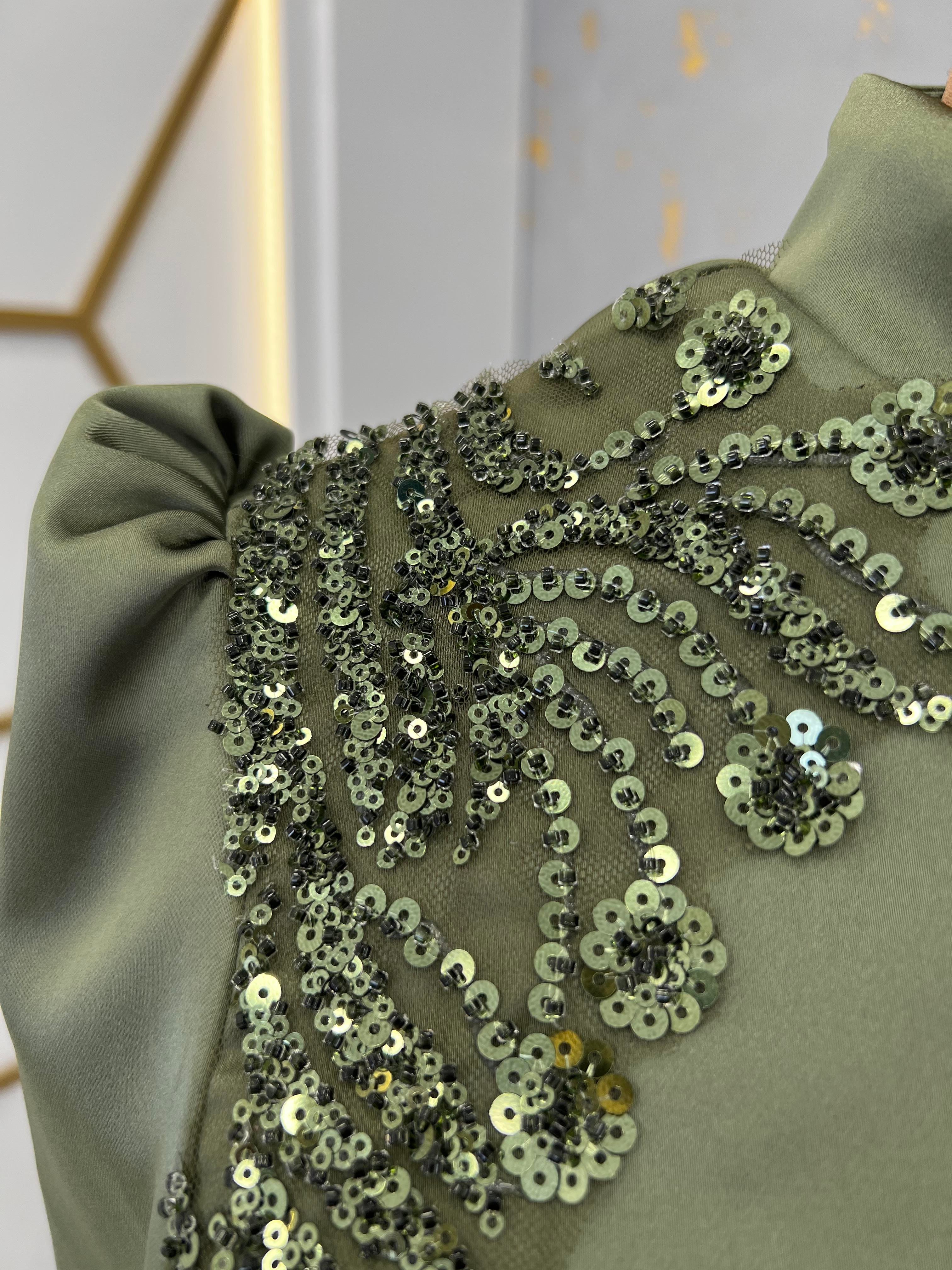 Önü Aplik işlemeli Kalem Hilal Tesettür Abiye - Haki