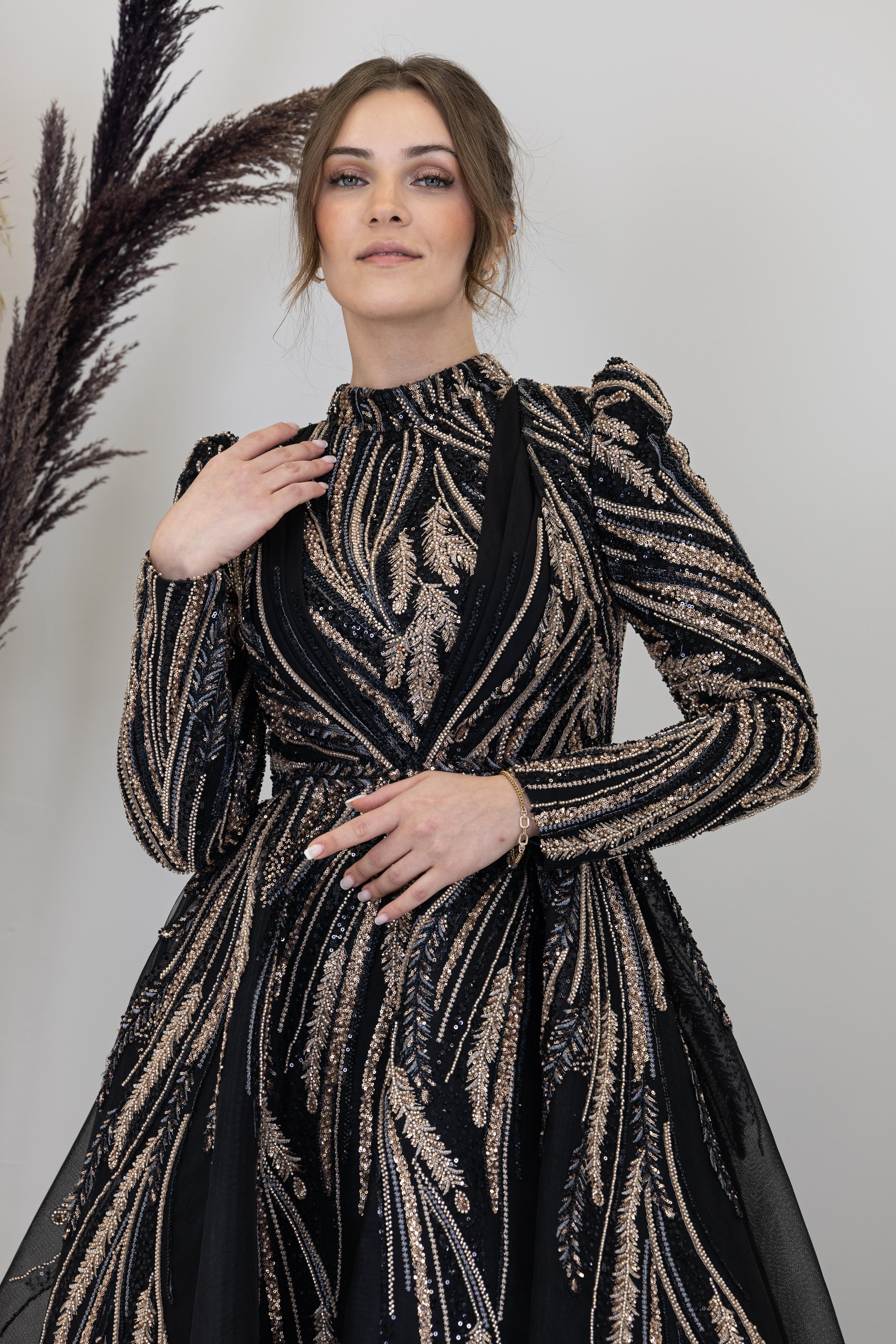 Önü Drapeli Aplik İşlemeli Kübra Abiye - Siyah