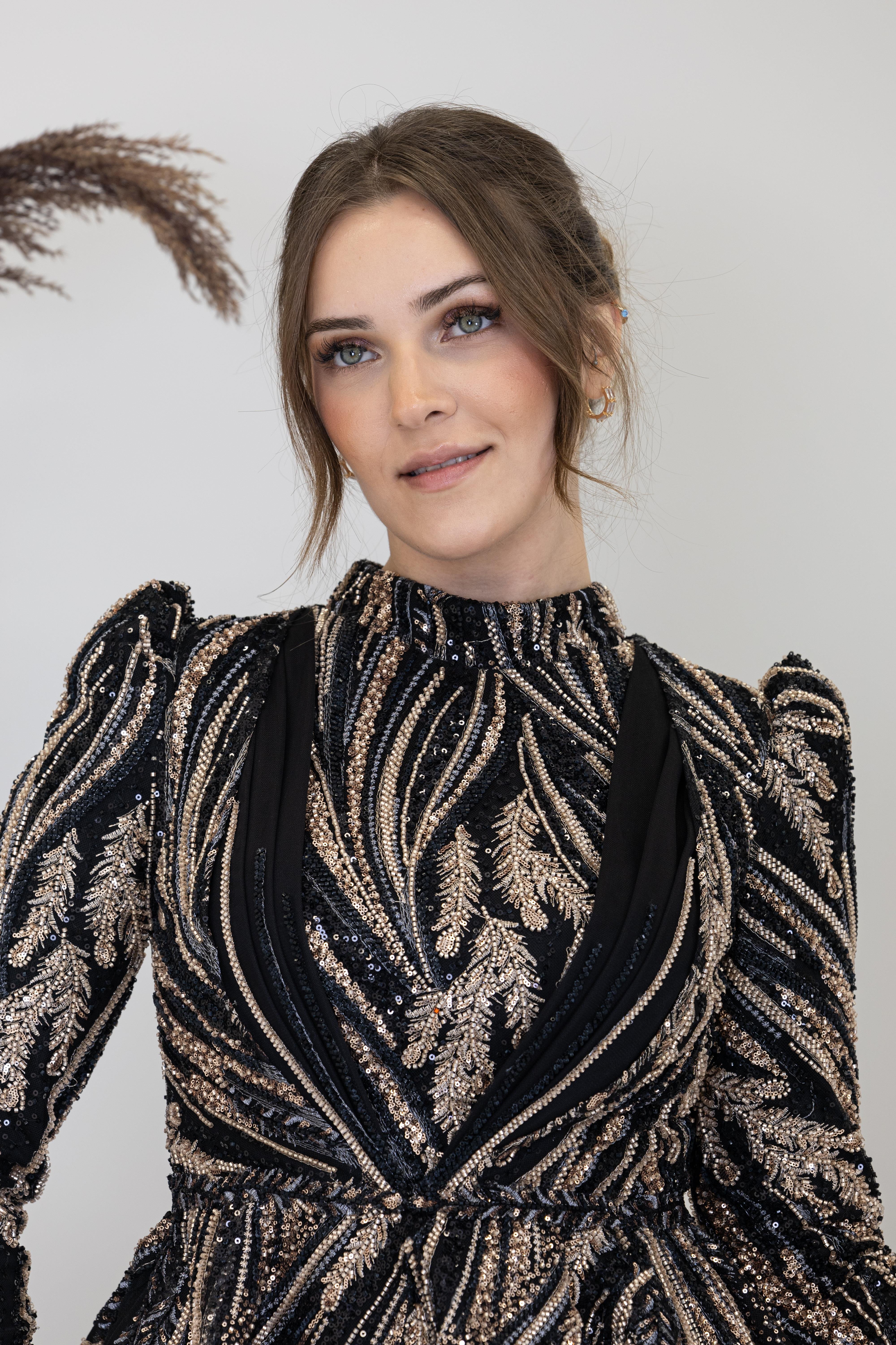 Önü Drapeli Aplik İşlemeli Kübra Abiye - Siyah