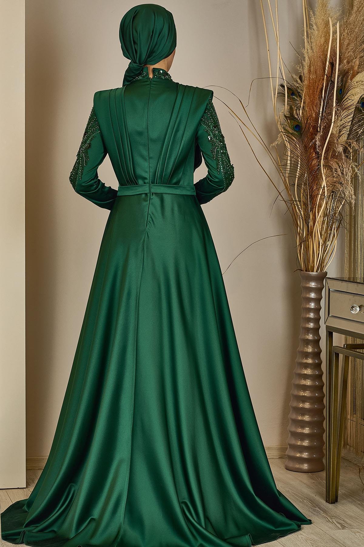 Önü Drapeli Kuyruklu Boncuk İşlemeli Miranda Abiye Zümrüt