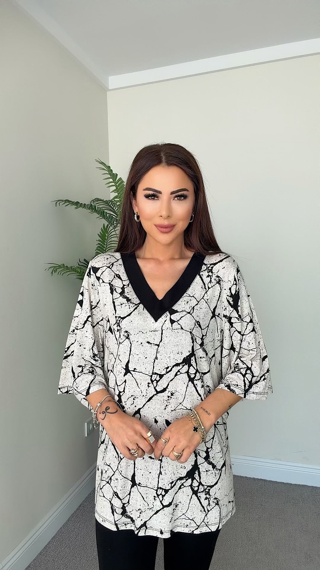 Flavia Kadın V Yaka Mermer Desenli Bluz